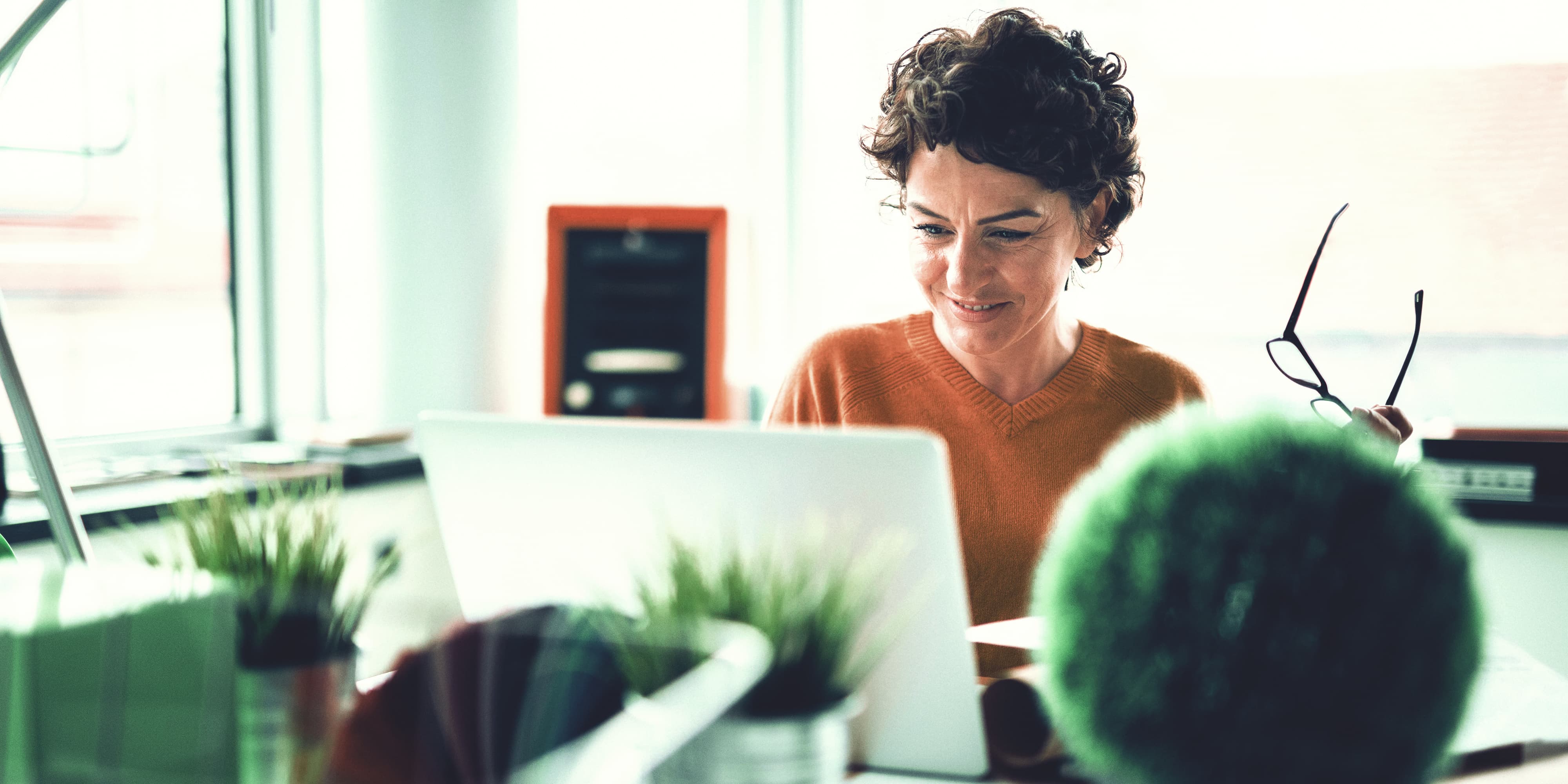 Frau sitz vor ihrem Laptop