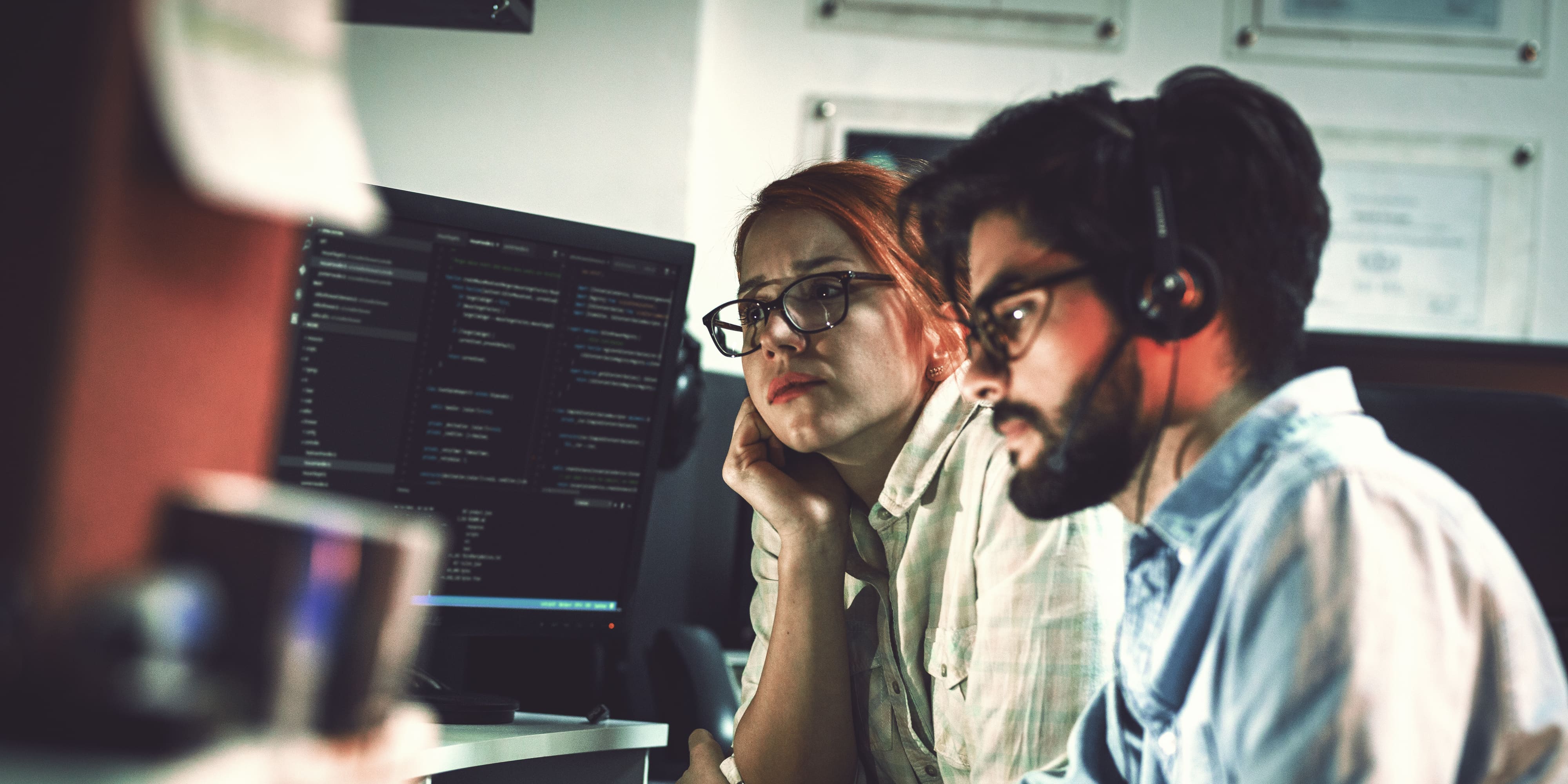 Mann und Frau vor dem Computer