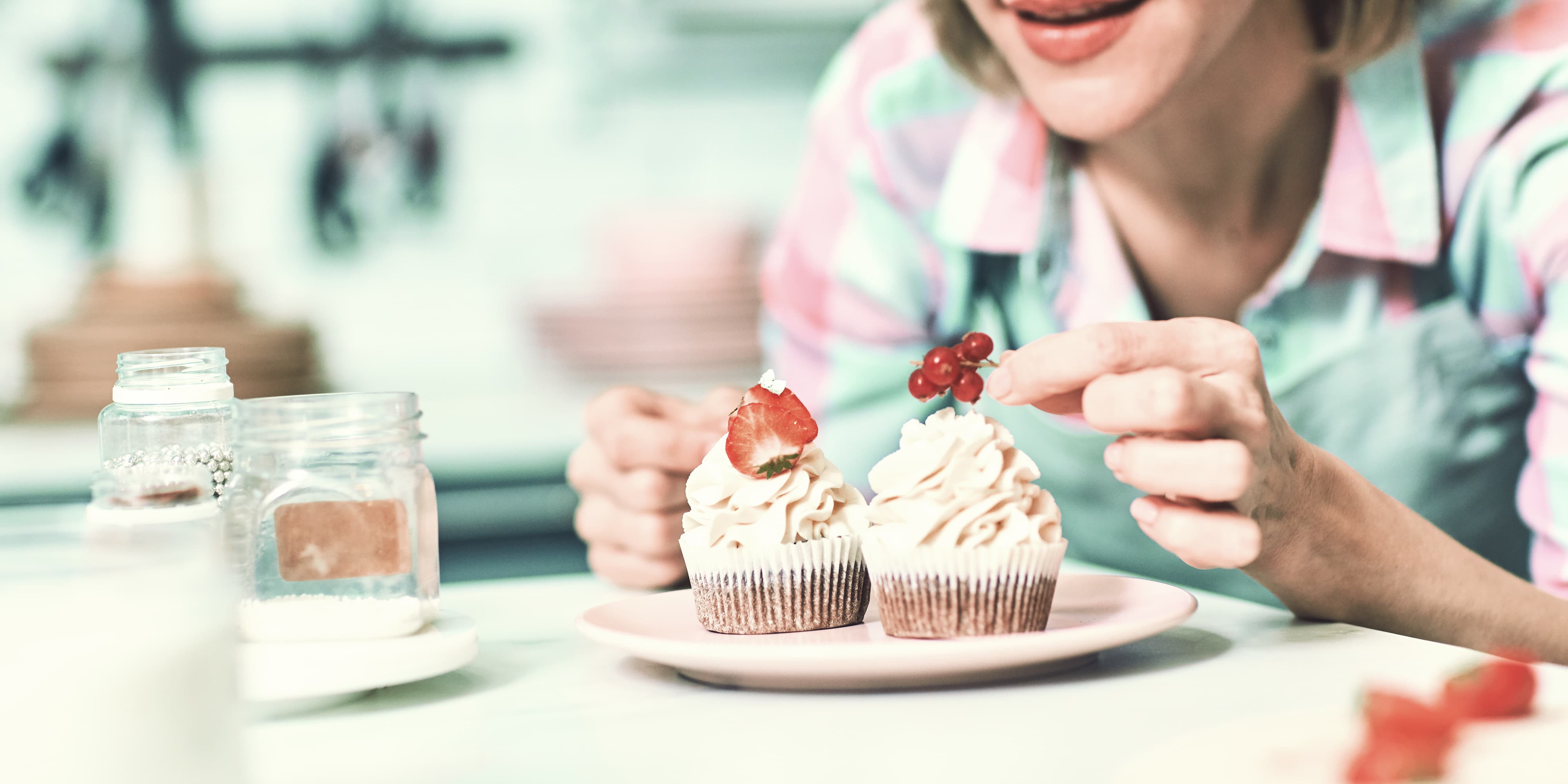 Küchenchefin dekoriert Cupcakes