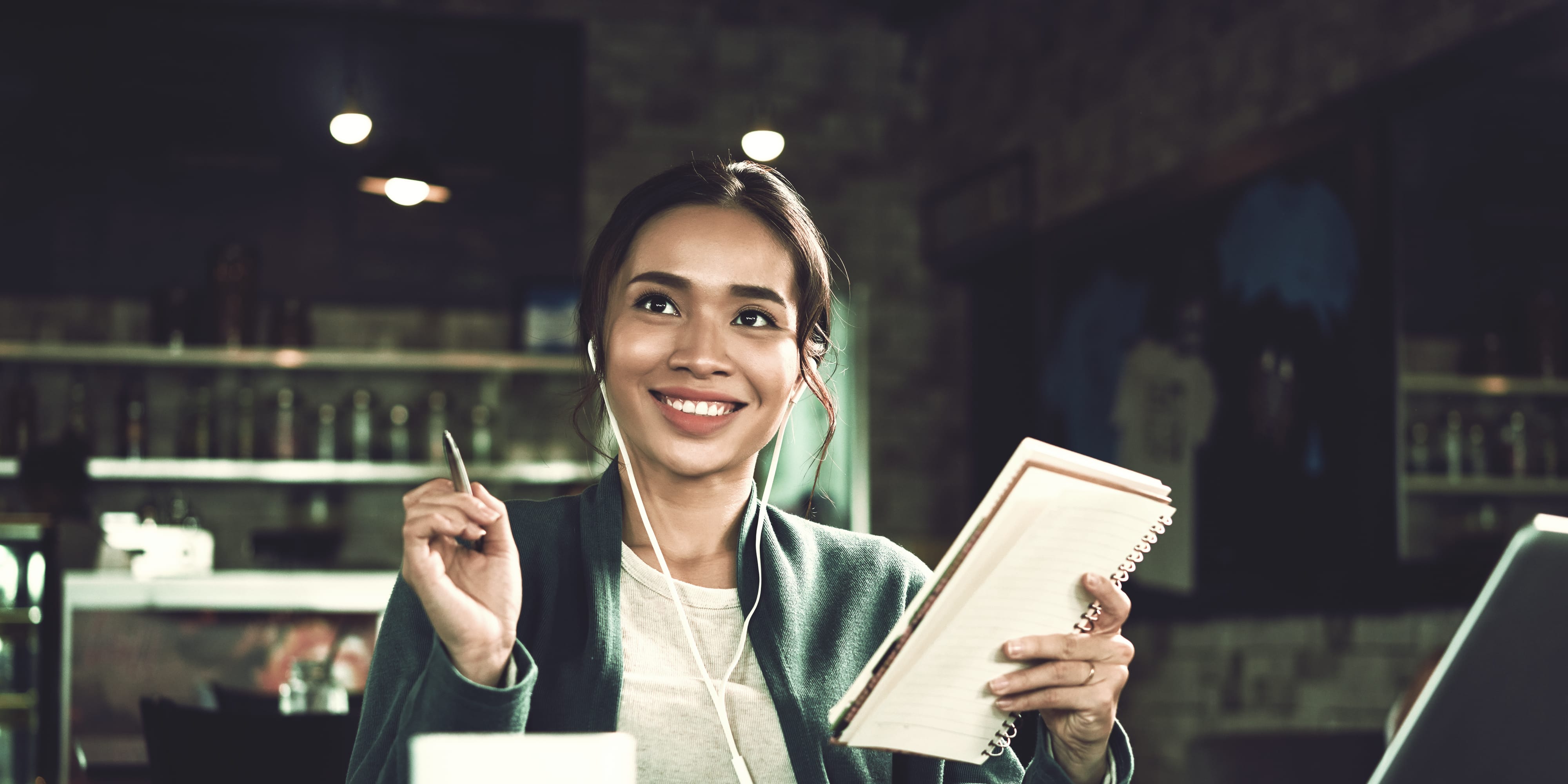 Geschäftsfrau arbeitet im Kaffee