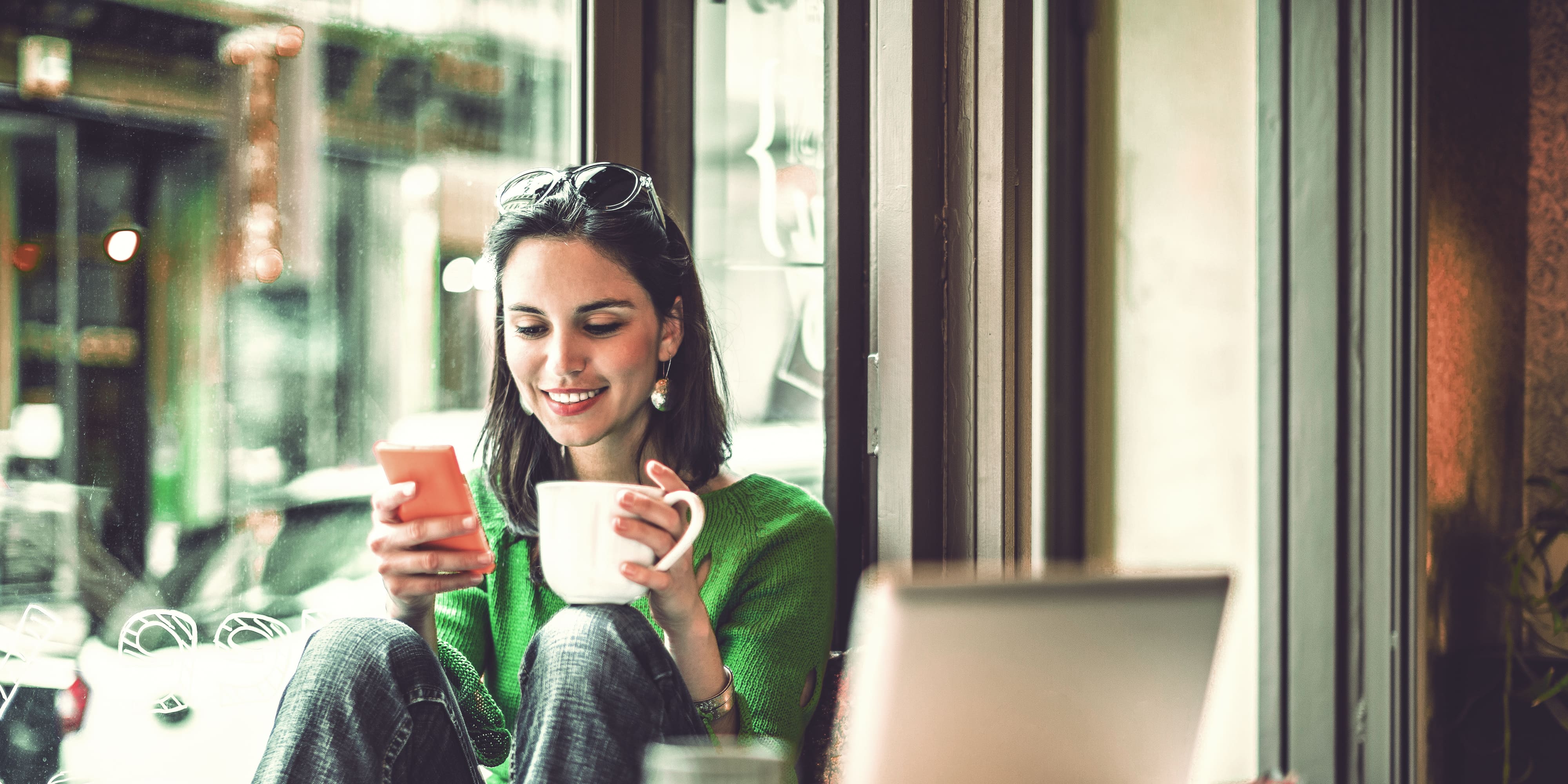 Geschäftsfrau arbeitet im Kaffee am Smartphone