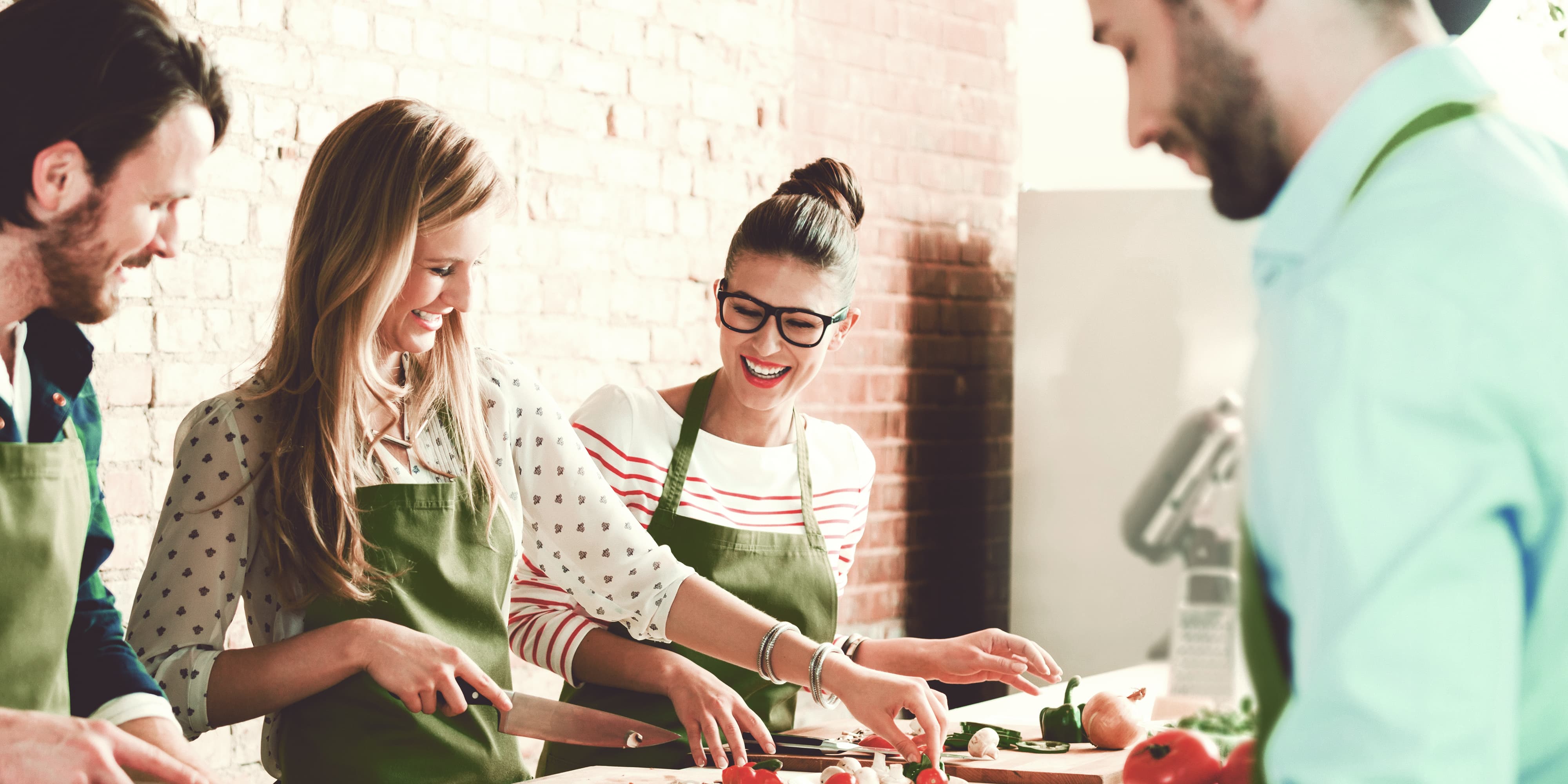 Frauen und Männer, die kochen