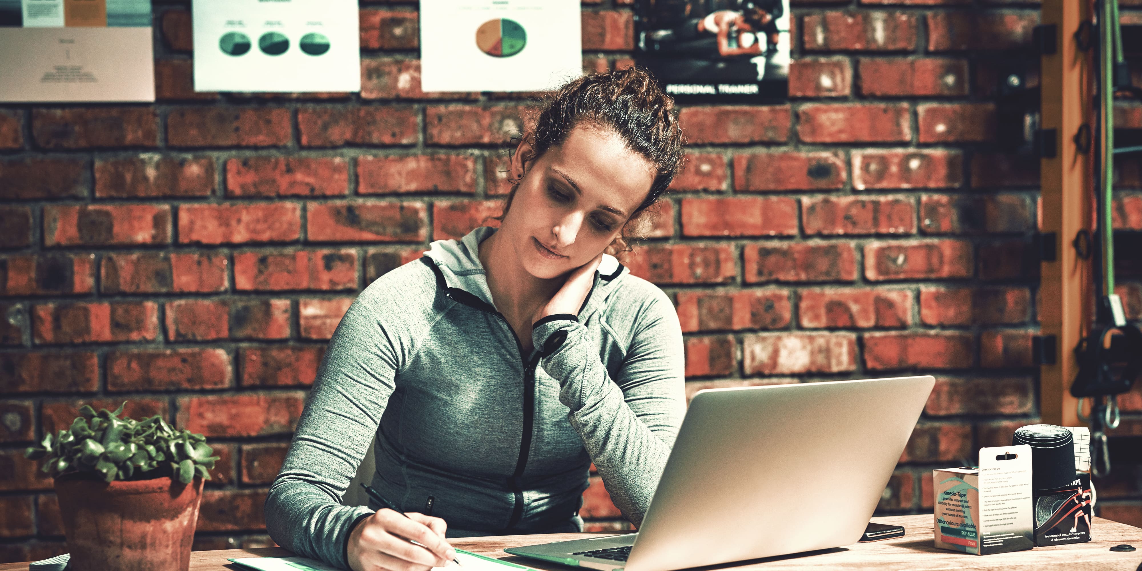 Sportliche Frau beim Kursmanagement