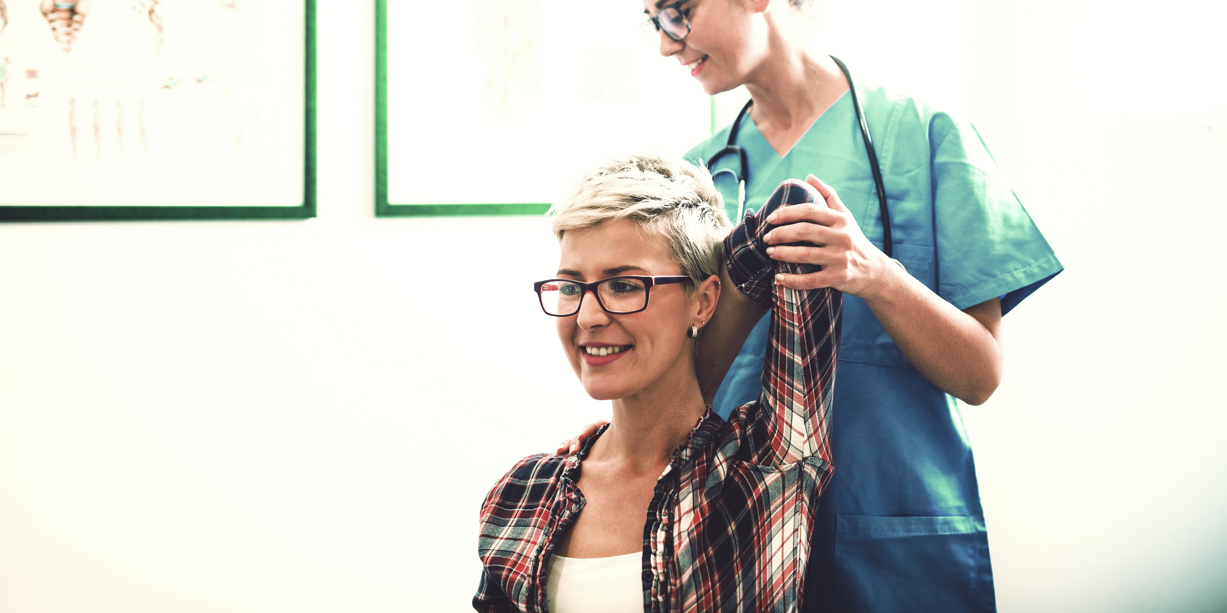 Frau therapiert Patientin