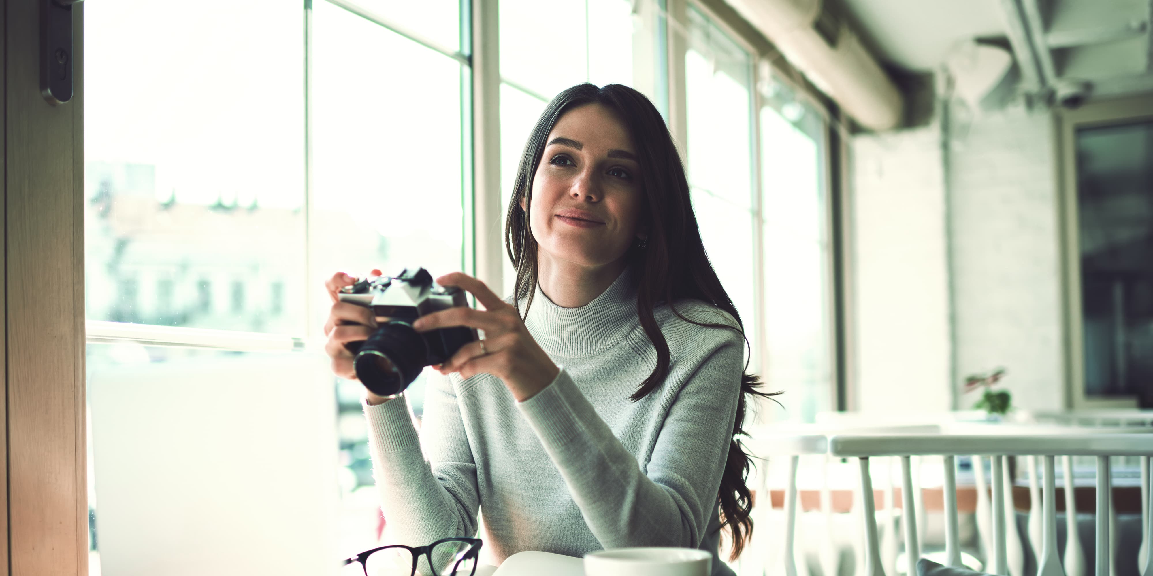 Fotografin in Café