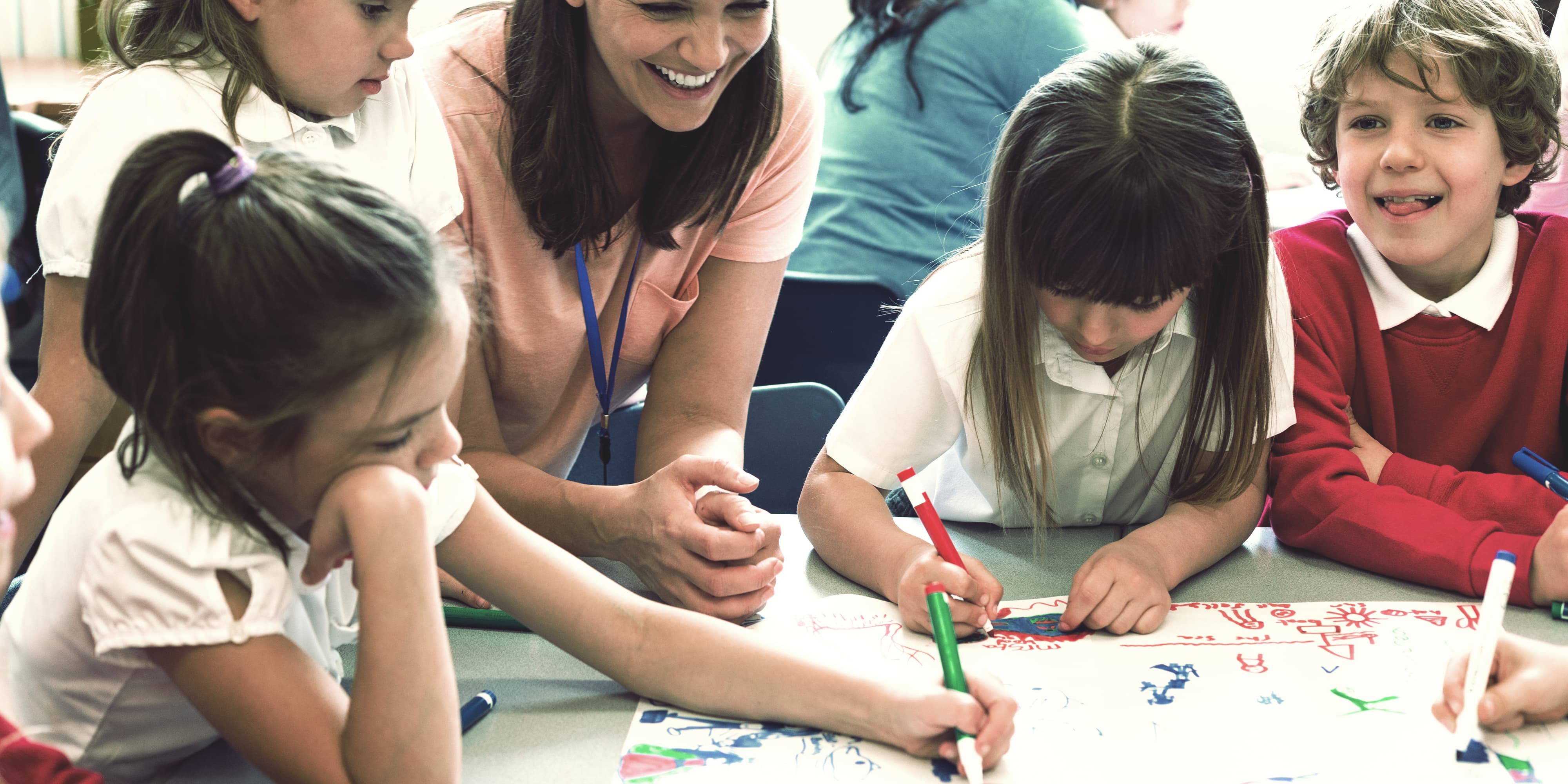 Klasse mit Erzieherin und Kindern