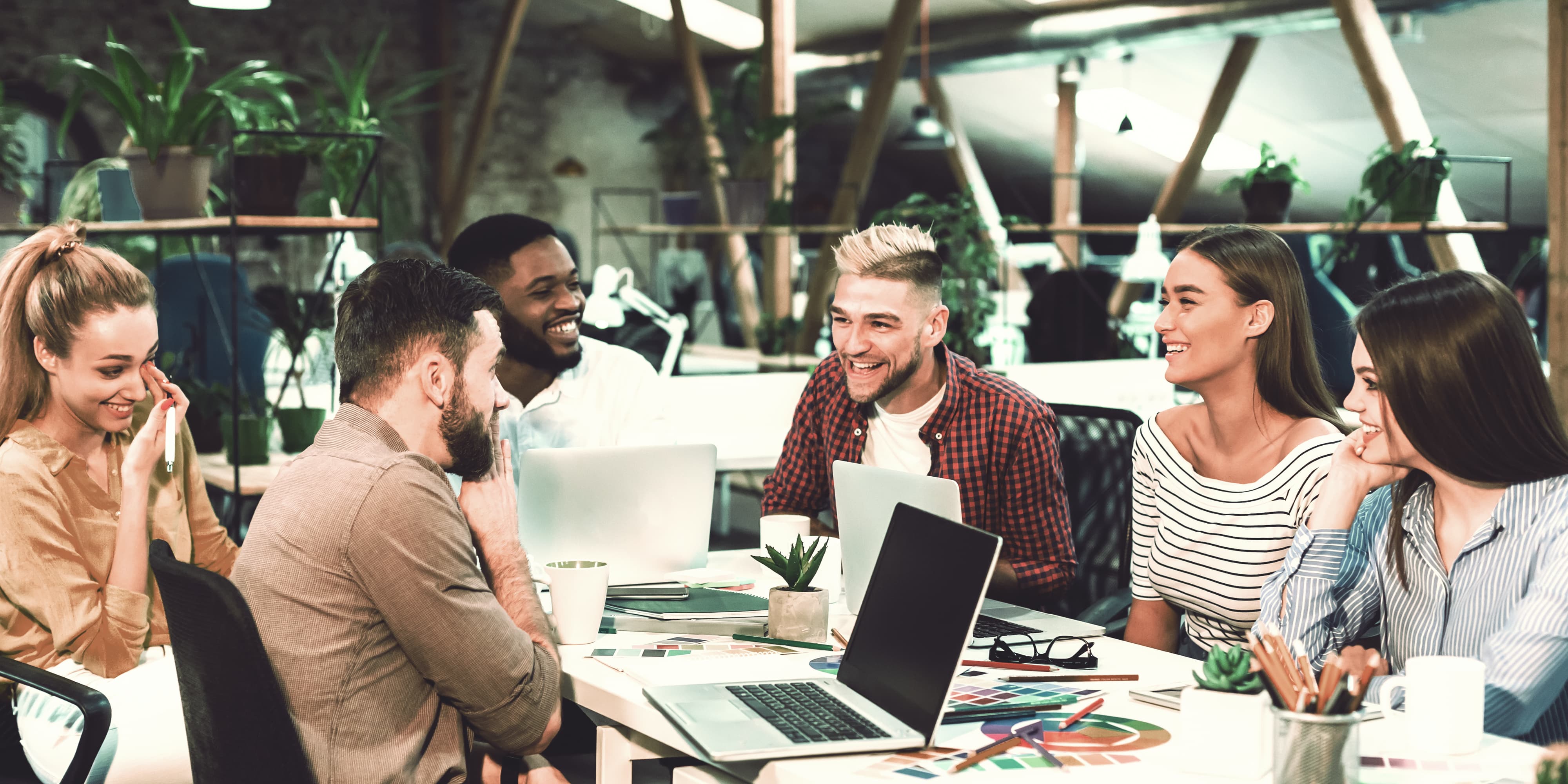 Team diskutiert in modernem Büro