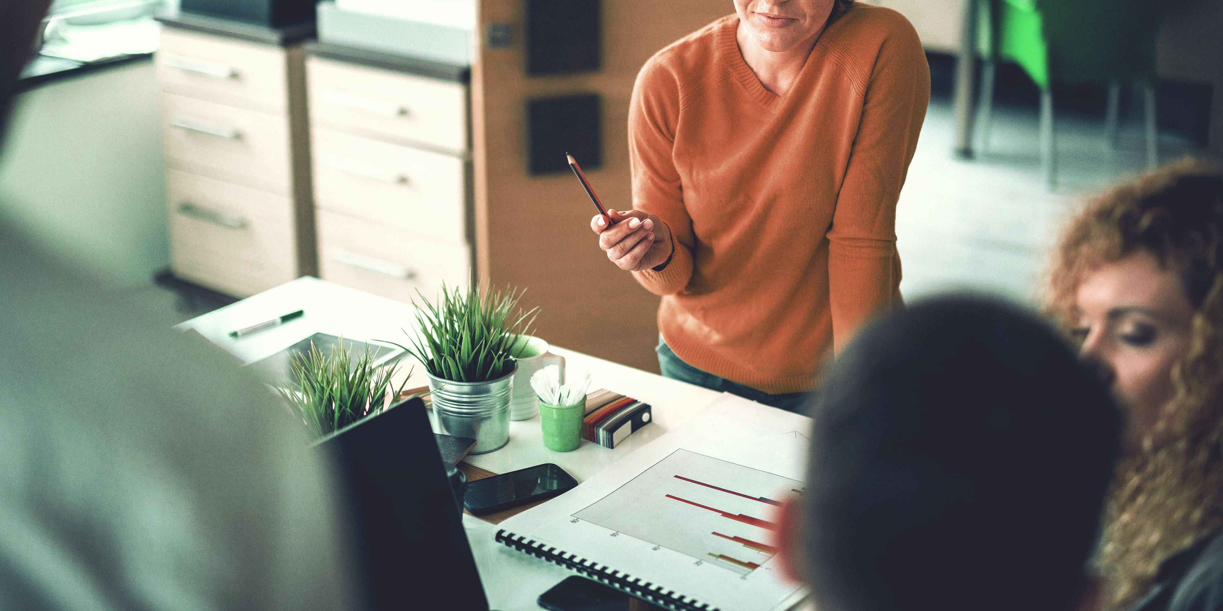 Frau in Büro bei Projektpräsentation