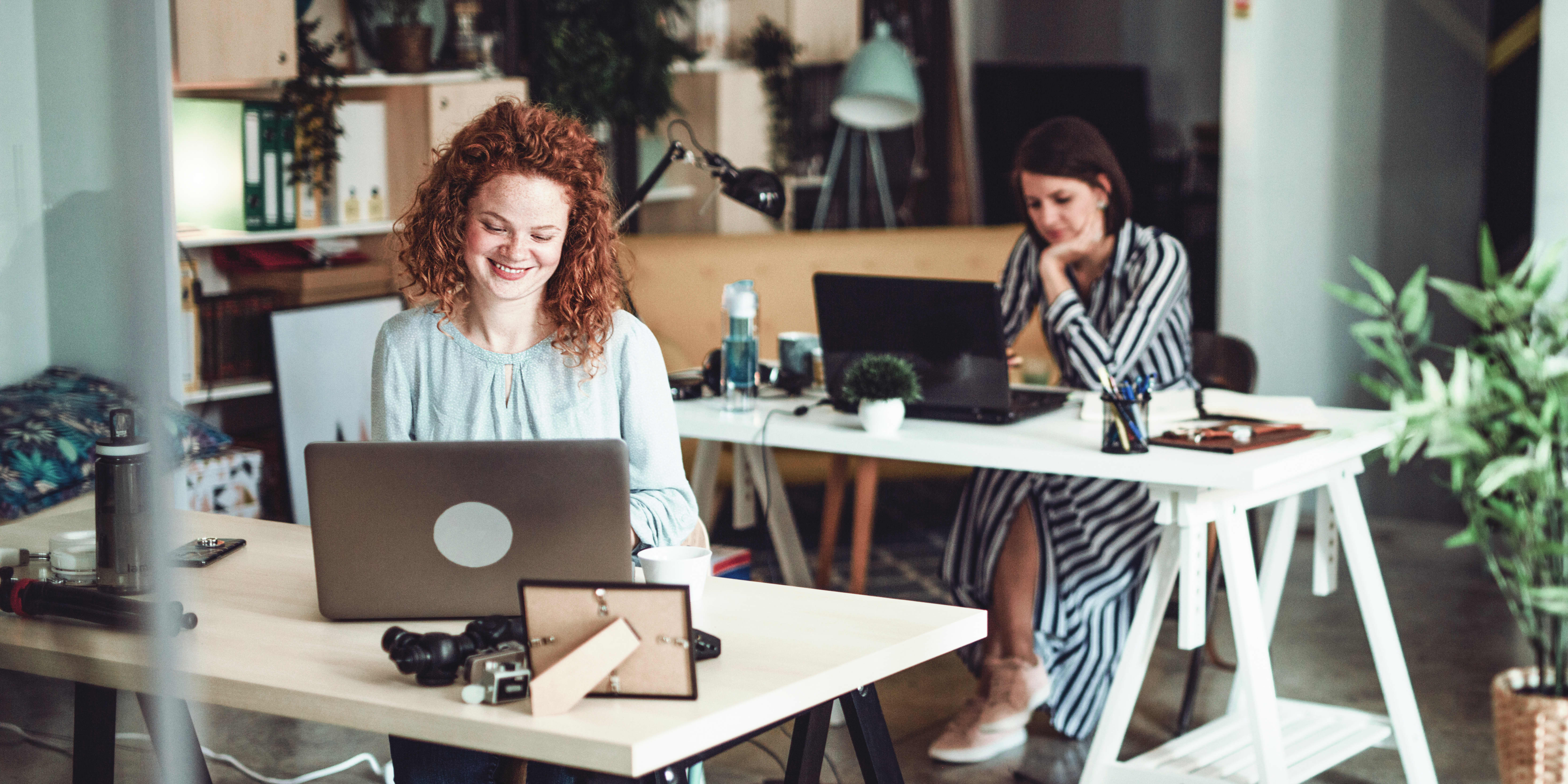 Zwei Frauen arbeiten in Büro am Laptop