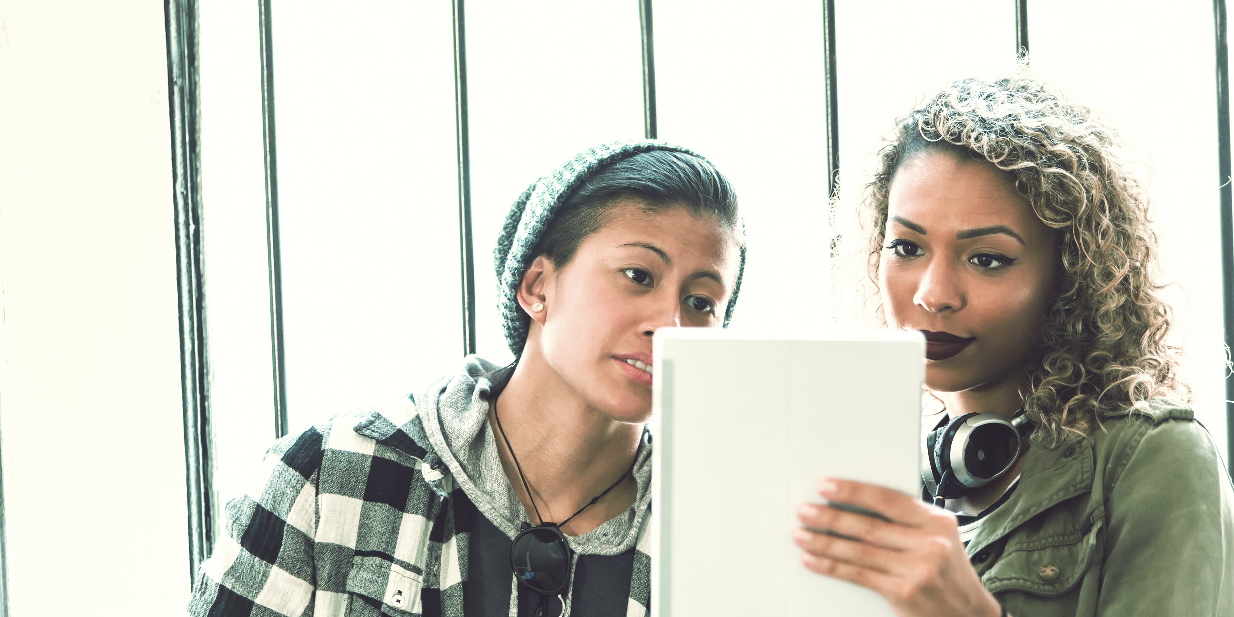 Zwei Frauen schauen in Tablet