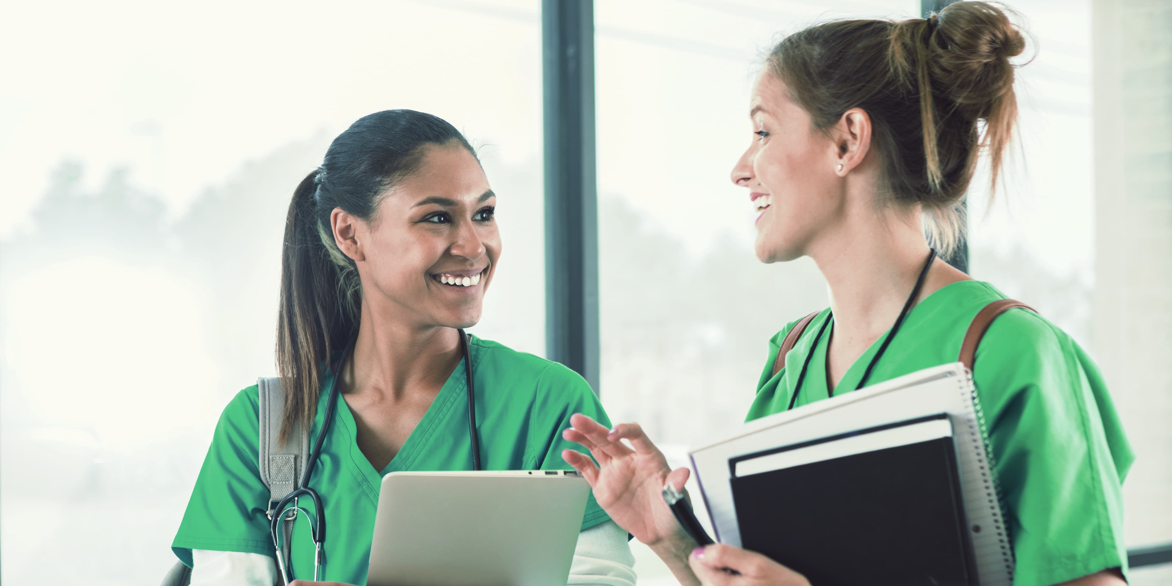 Zwei Krankenschwestern bei einer Unterhaltung