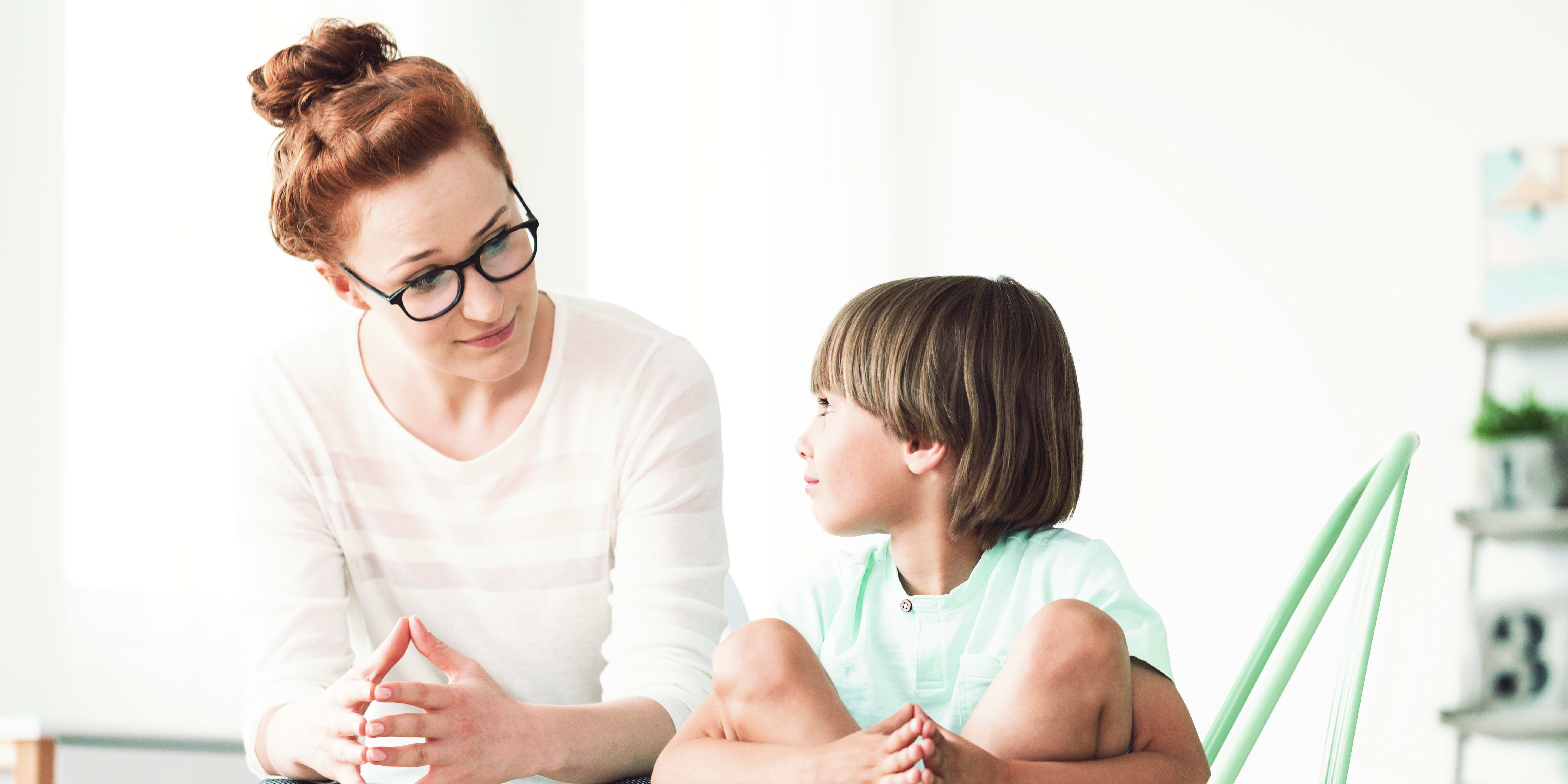 Psychologin spricht mit kleinem Jungen