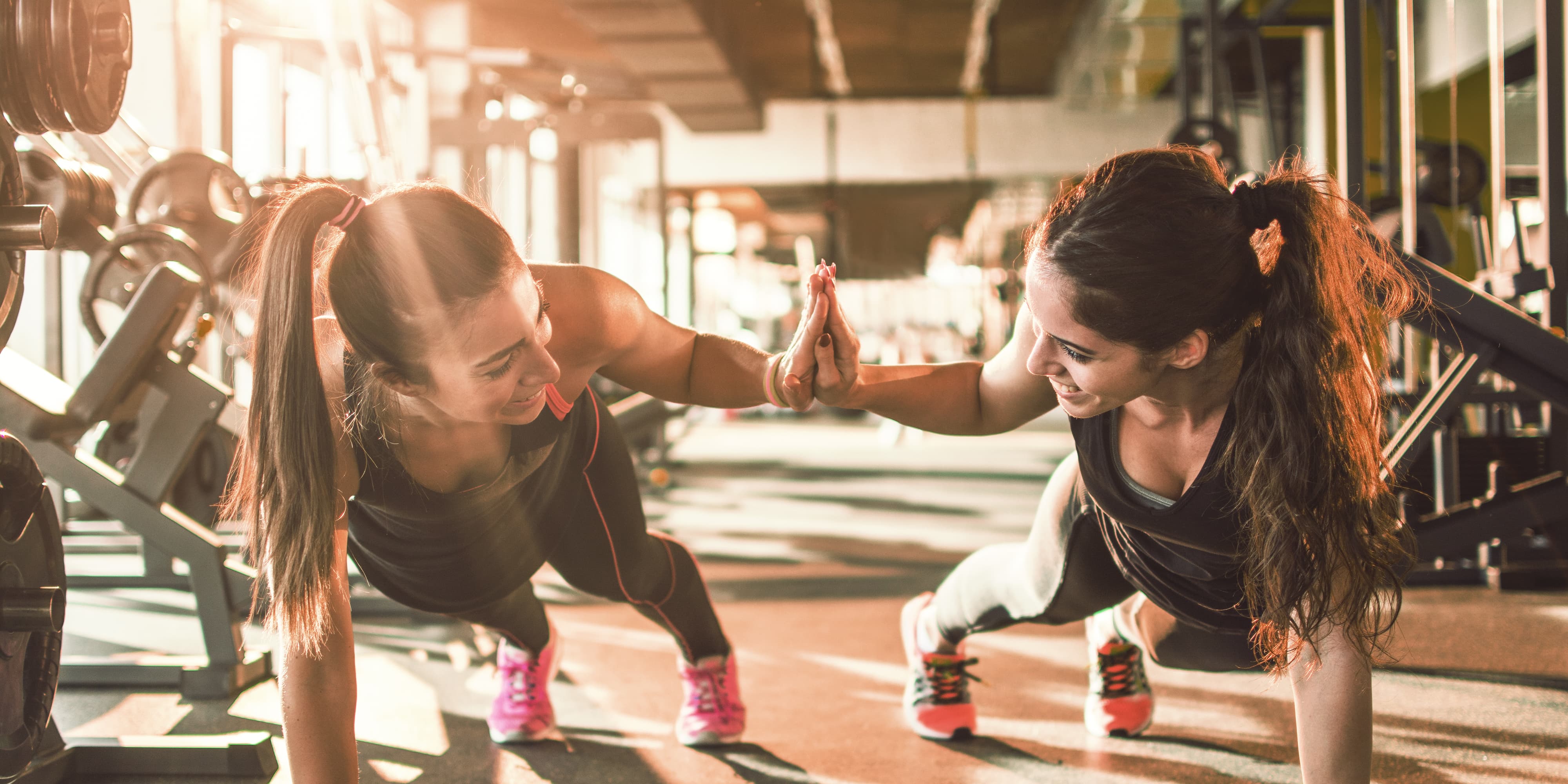 Zwei Frauen während des Sports im Fitnessstudio