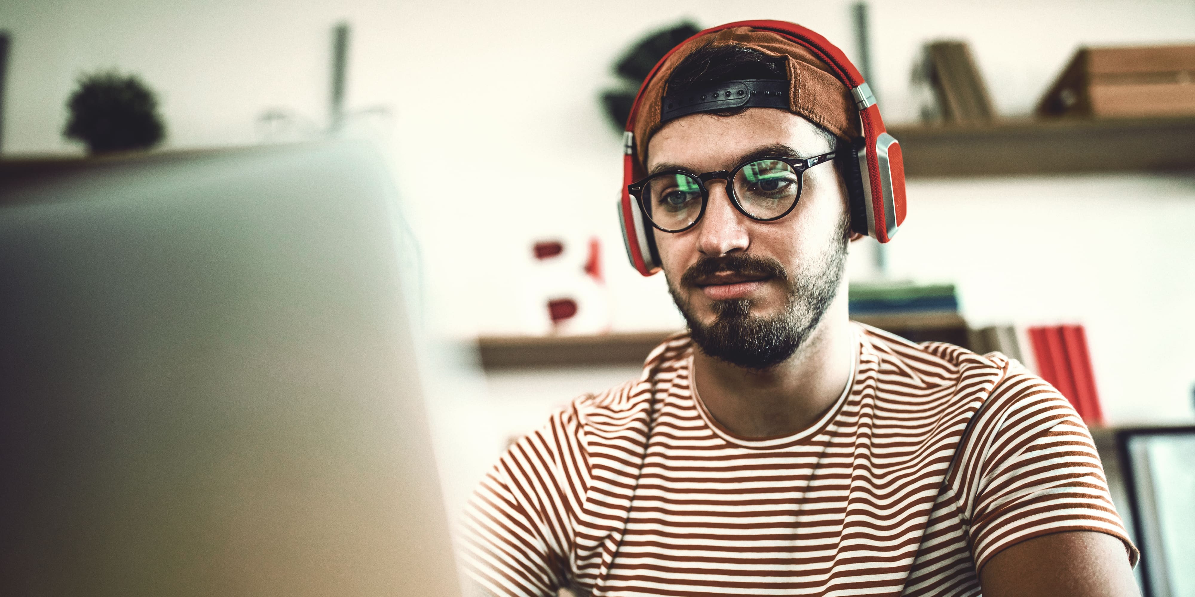 Mann arbeitet an Laptop im Büro