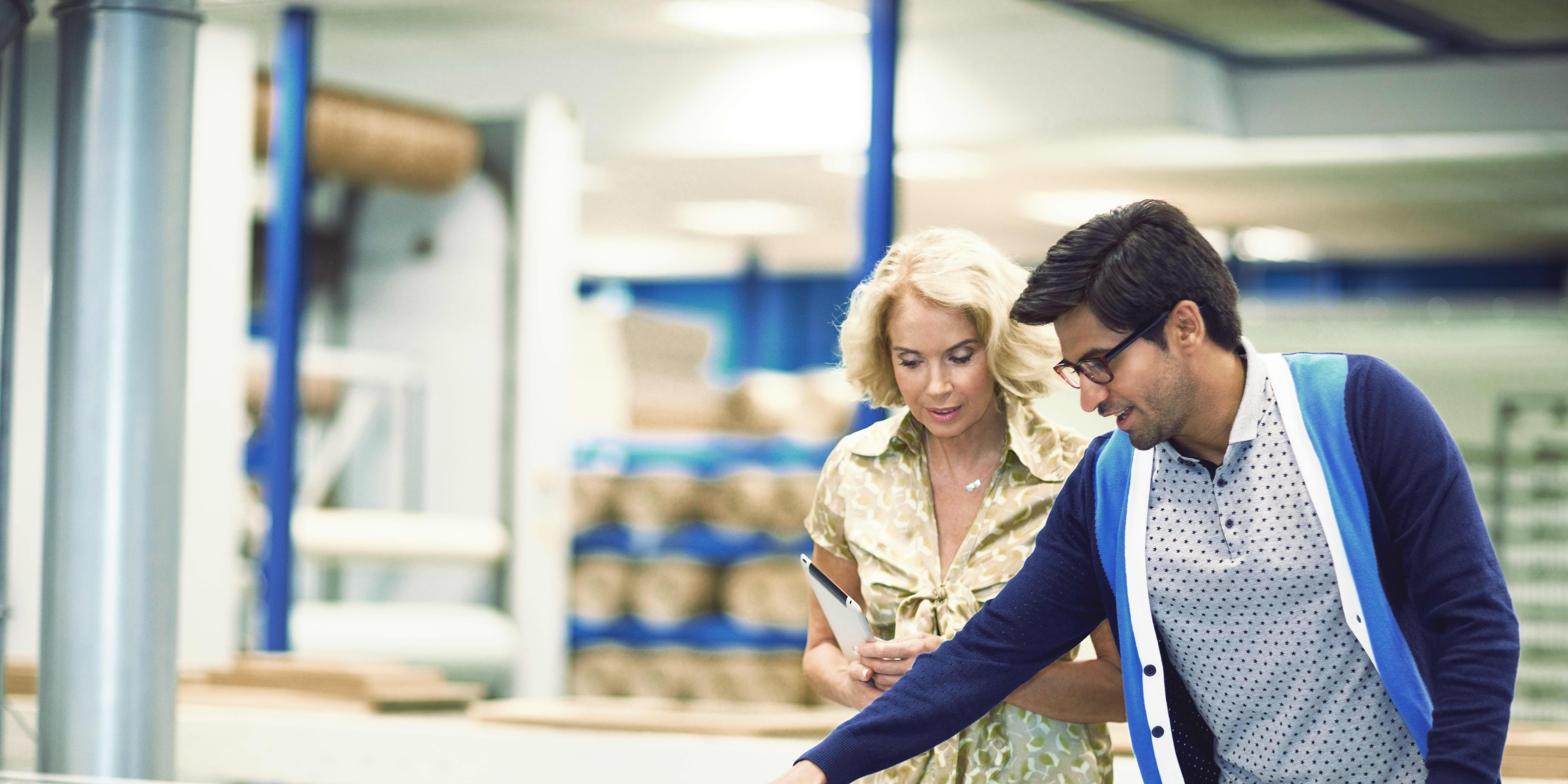 Mann und Frau bei der Qualitätsprüfung in der Produktion