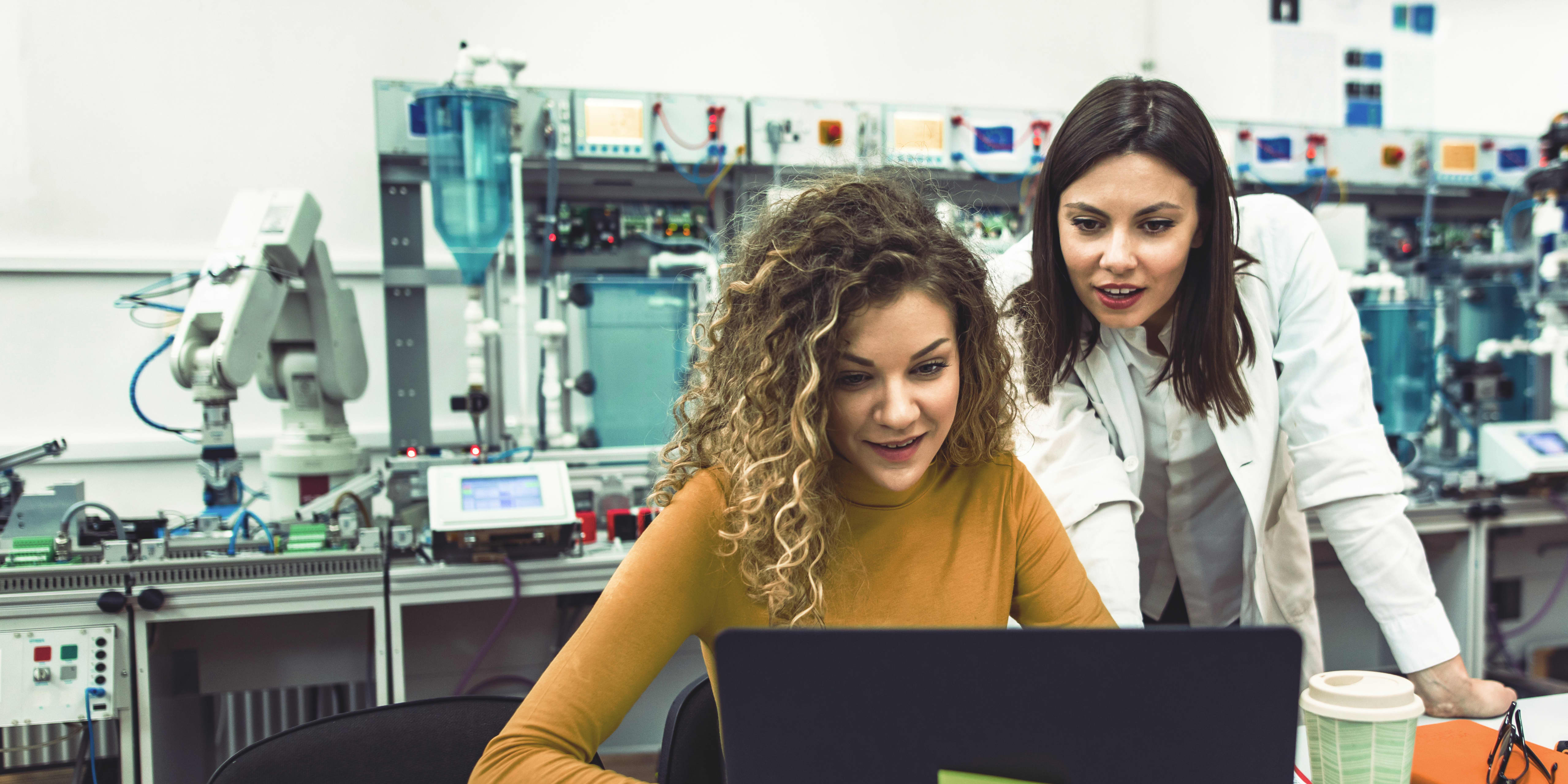 Zwei Frauen bei Arbeit im Labor
