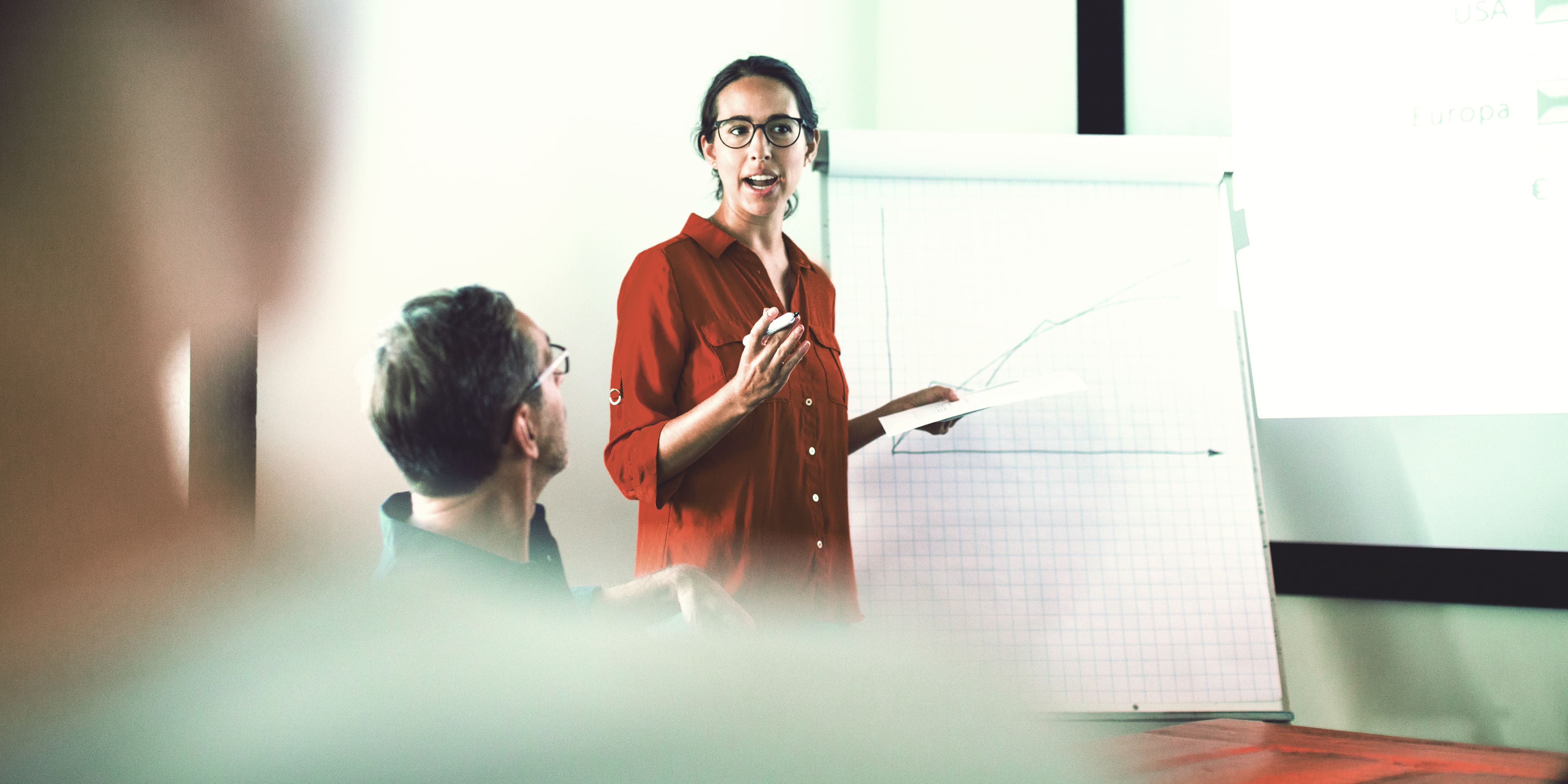 Frau hält Vortrag an Flipchart