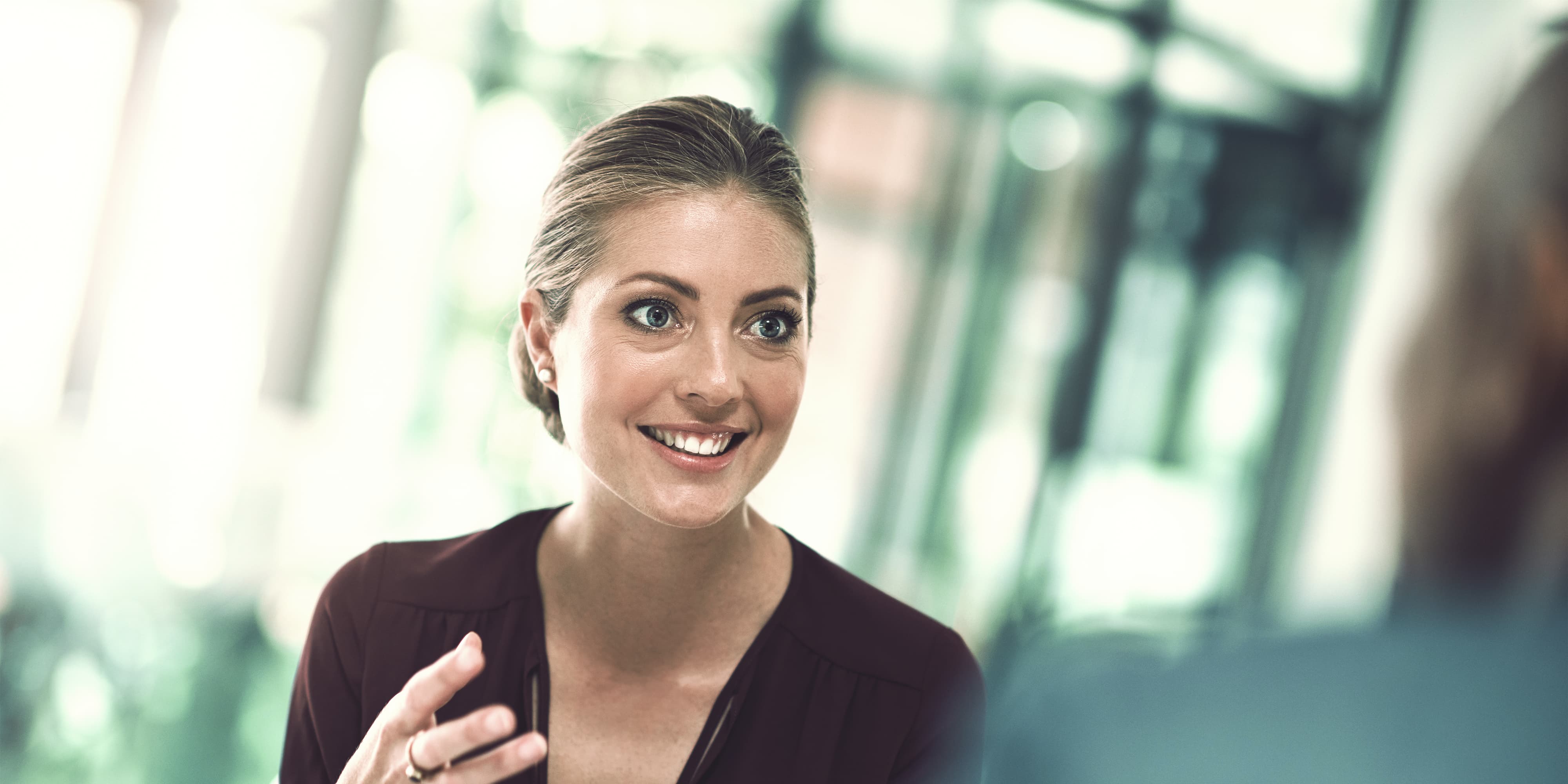 Zwei Frauen bei Besprechung im Büro