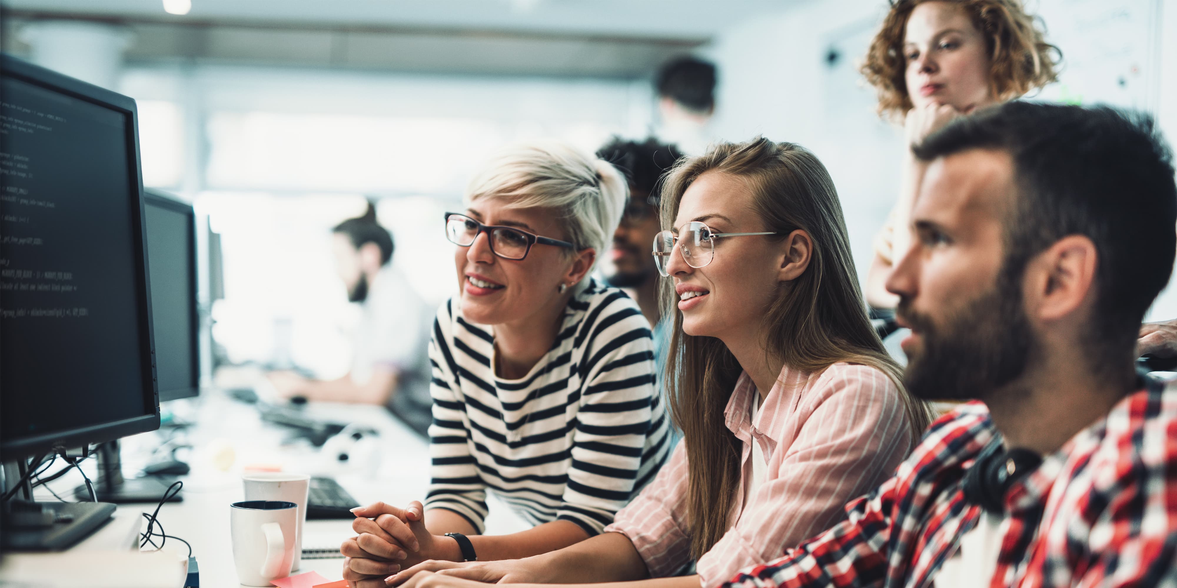 Team arbeitet gemeinsam in Büro