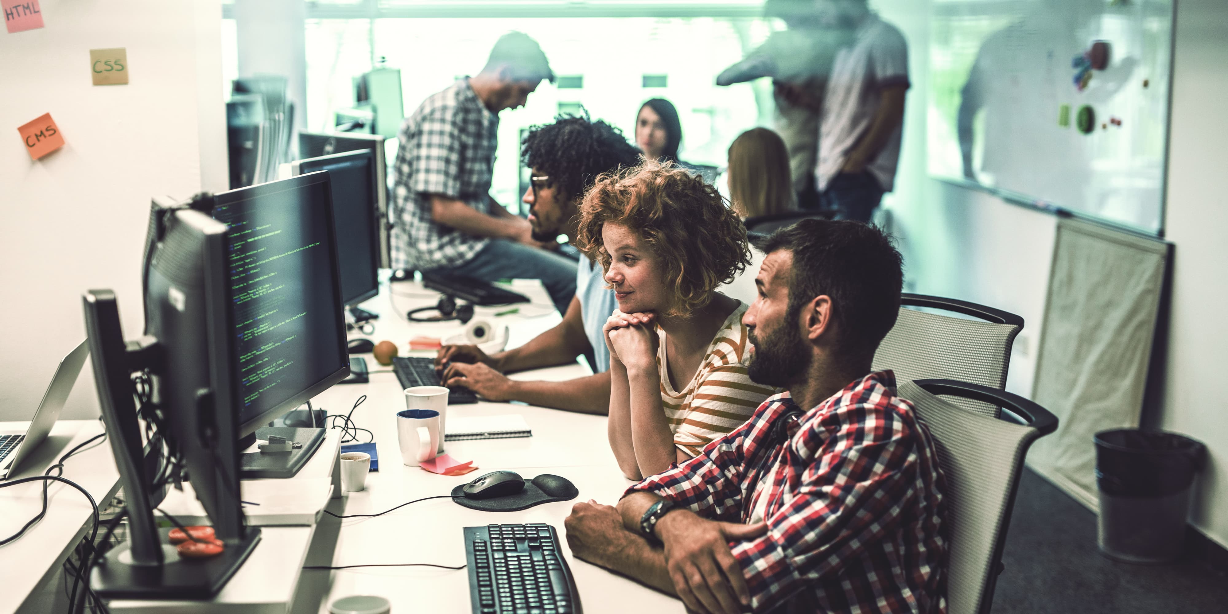 Mann und Frau beim Coding an Computer