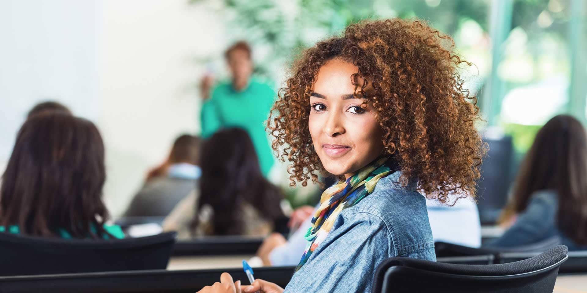 Bachelor-Studentin macht sich Notizen im Hörsaal