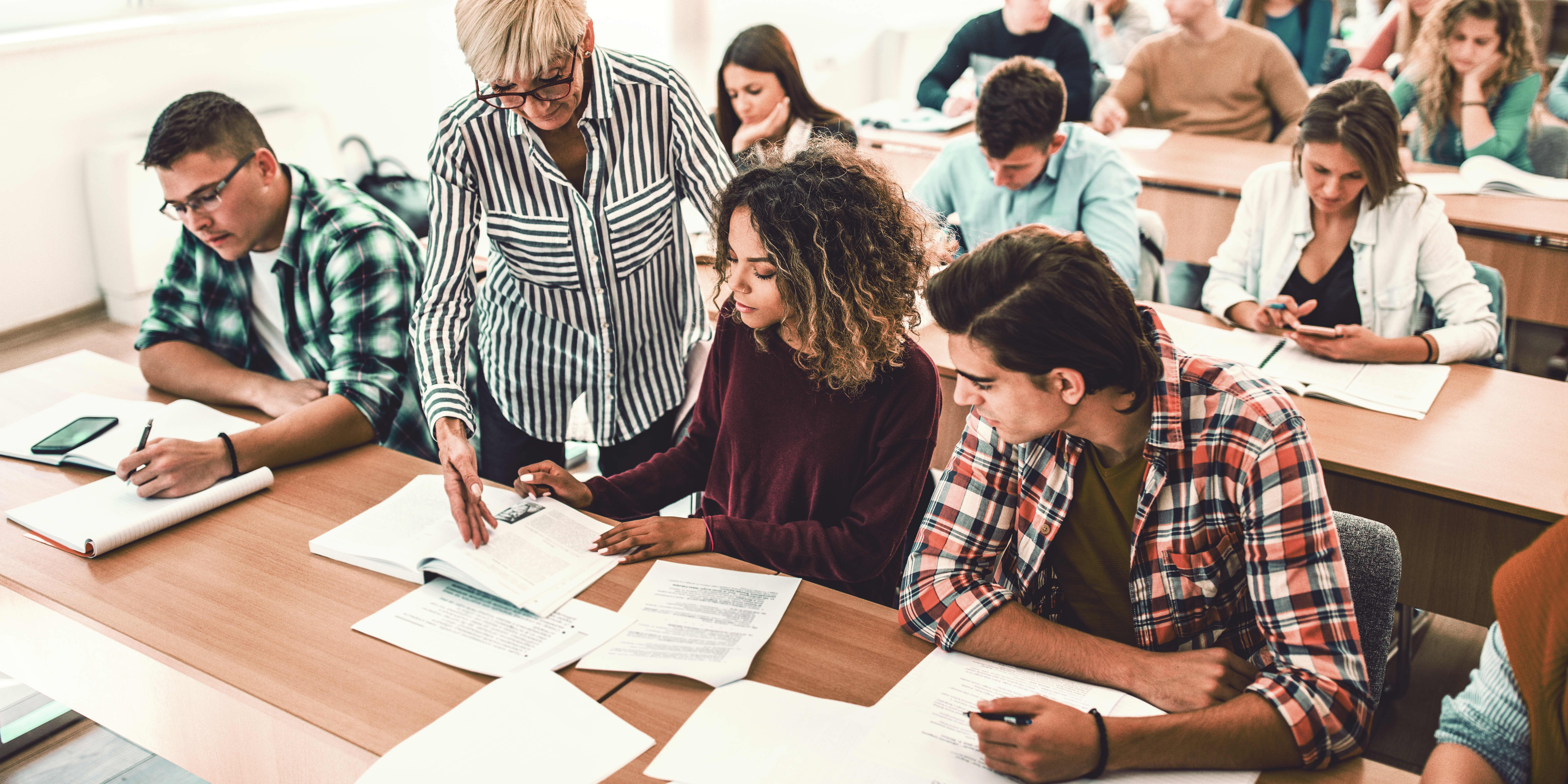 Studentengruppe beim duales Studieren am Campus