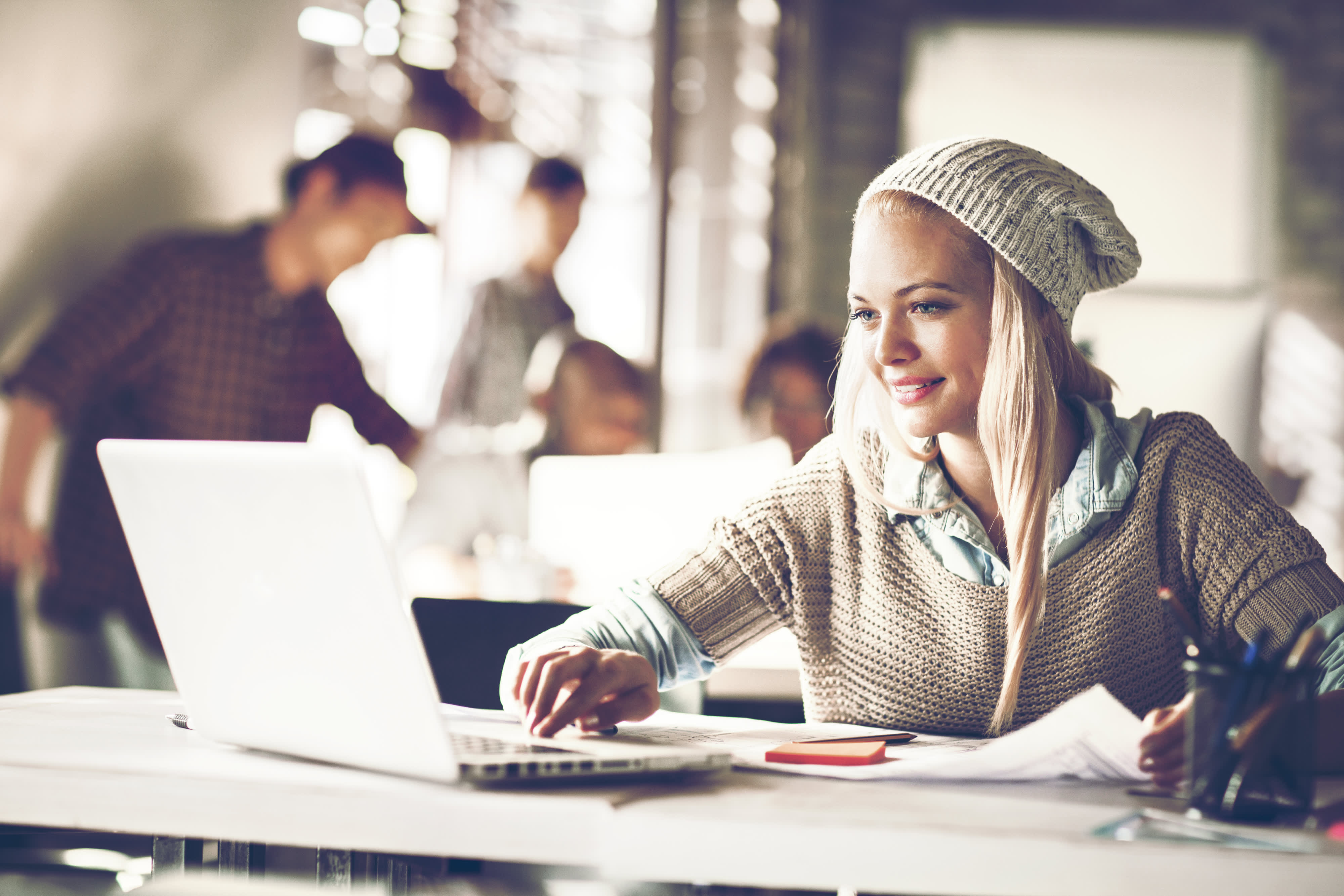 Junge Frau usign laptop im Büro