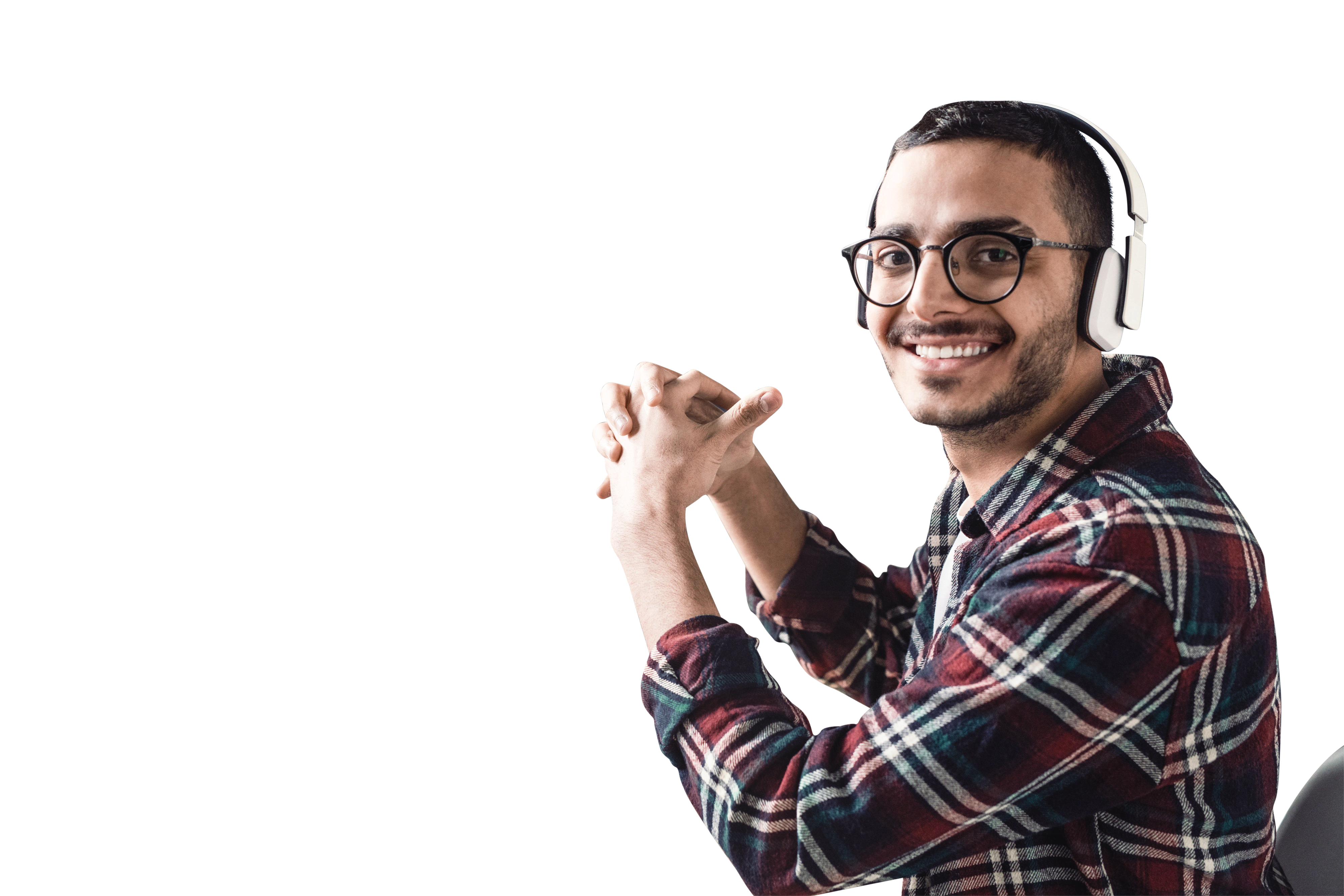 Junge fröhliche Programmierer mit Kopfhörern, die Sie mit einem Lächeln anschauen