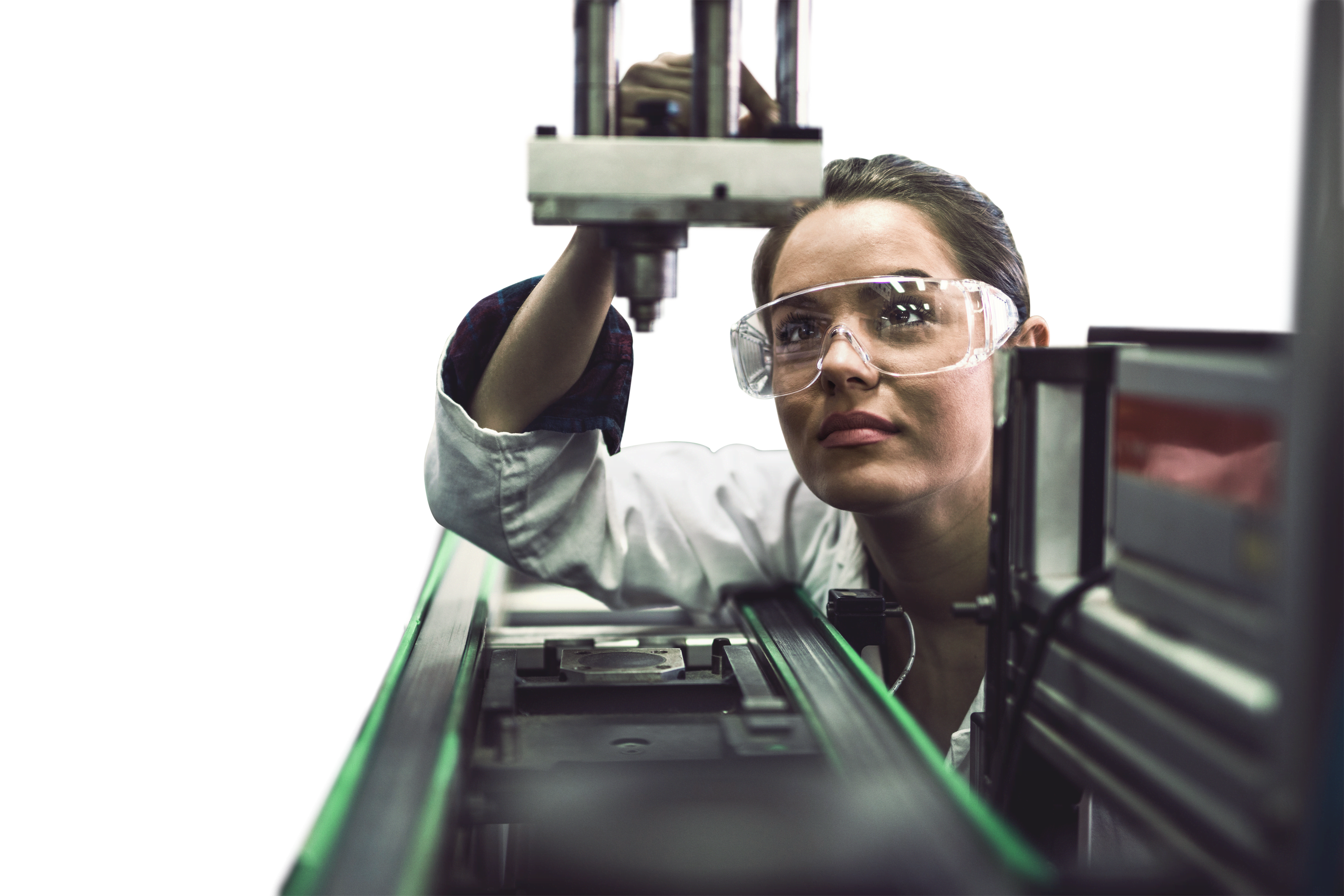 Ingenieurin Maschinenteil auf einer Produktionslinie zu prüfen