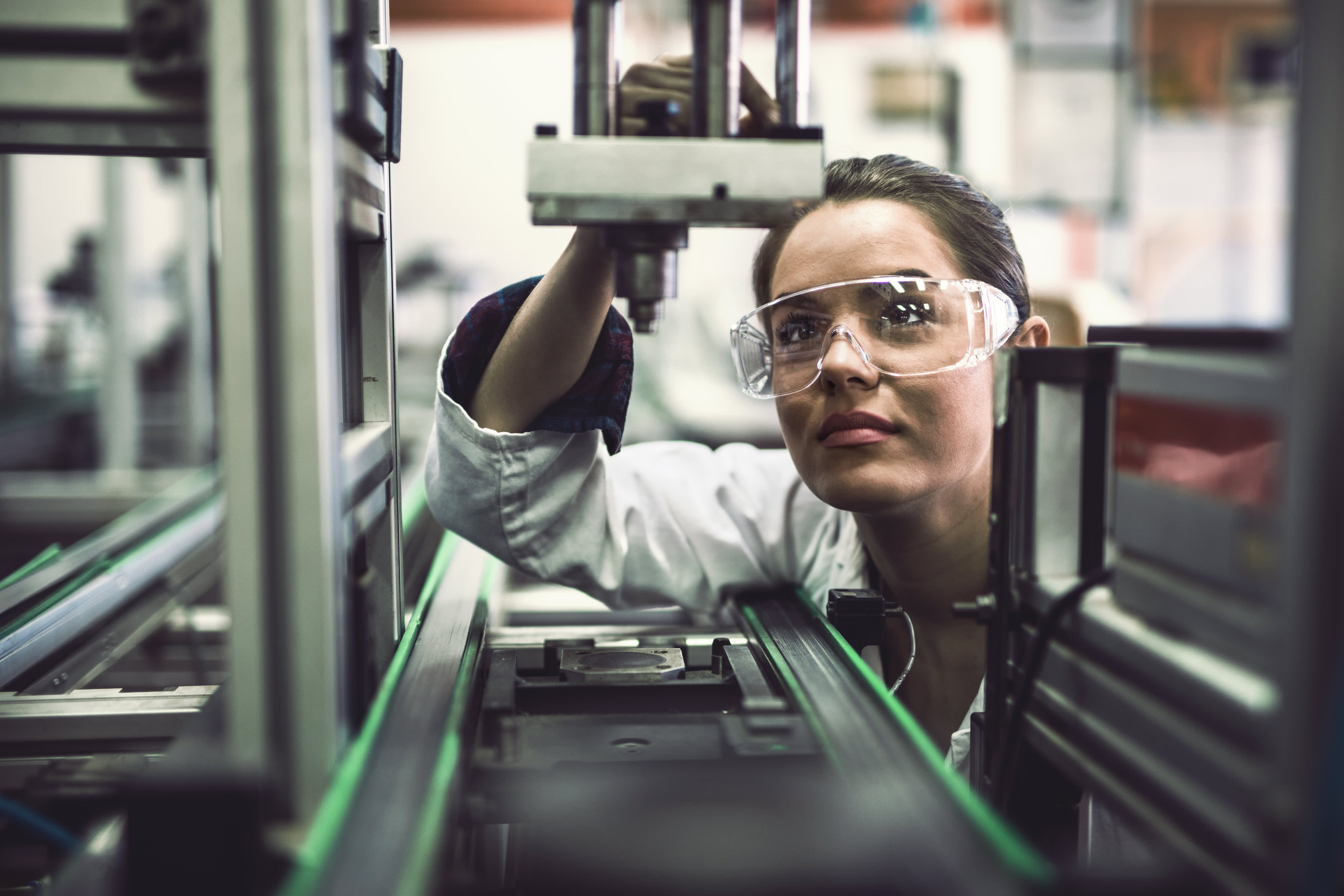 Ingenieurin Maschinenteil auf einer Produktionslinie zu prüfen