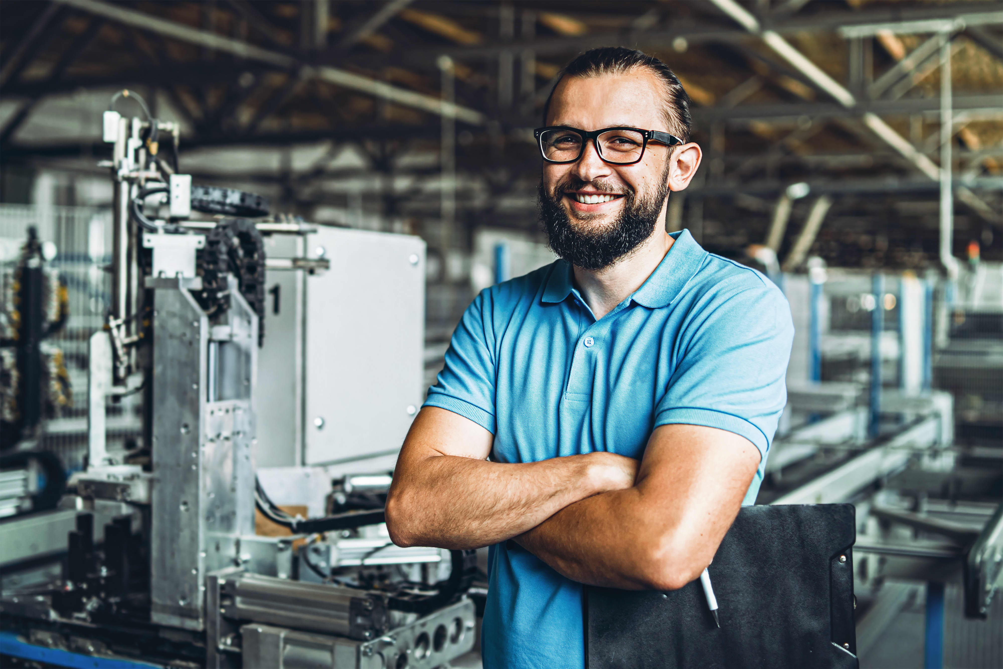 Junge Züchter Manager mit Bart-Checking-Manufaktur, Arbeitsplatz und Maschinen in großen Fabrik.