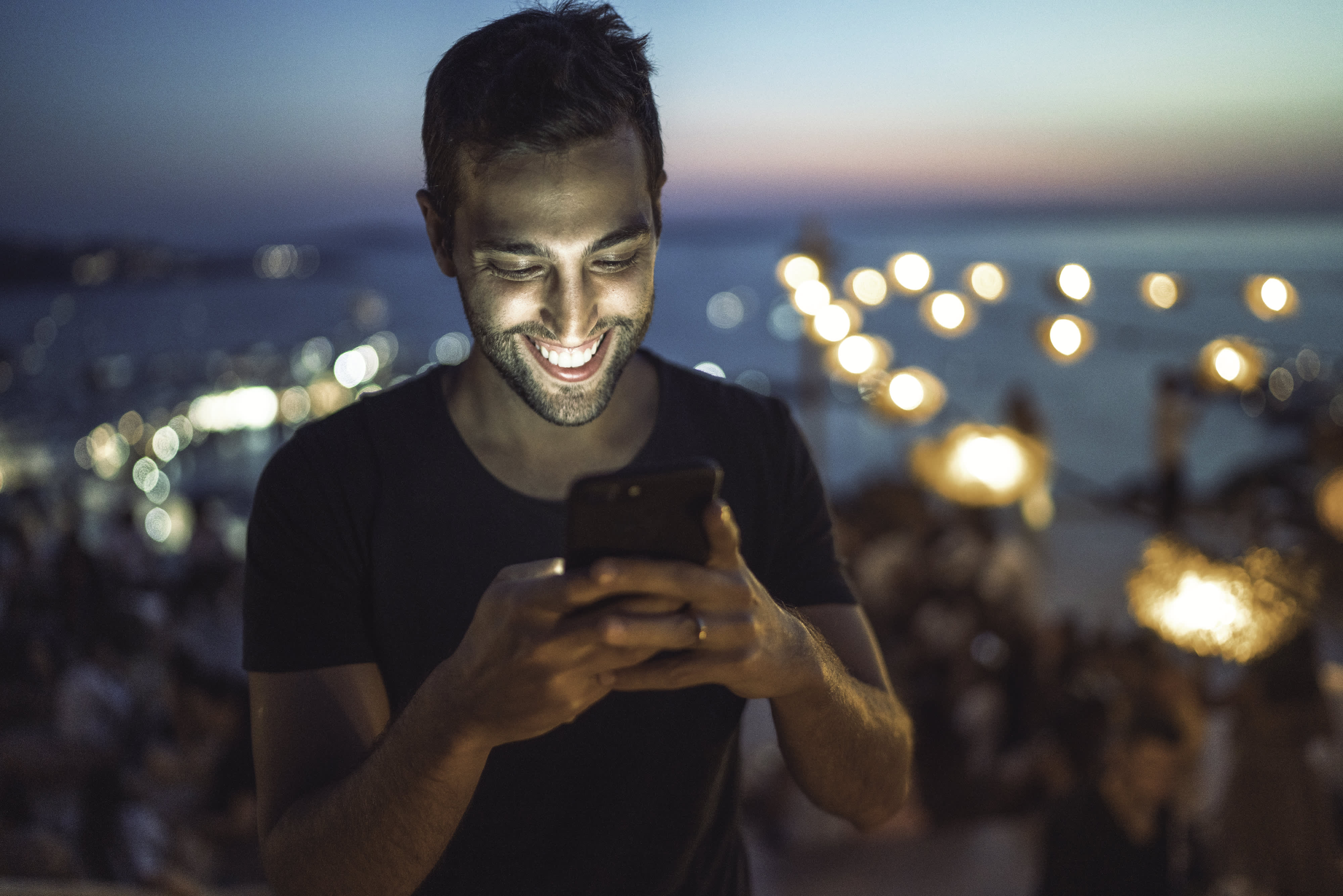 Junger Mann mit Smartphone im Freien