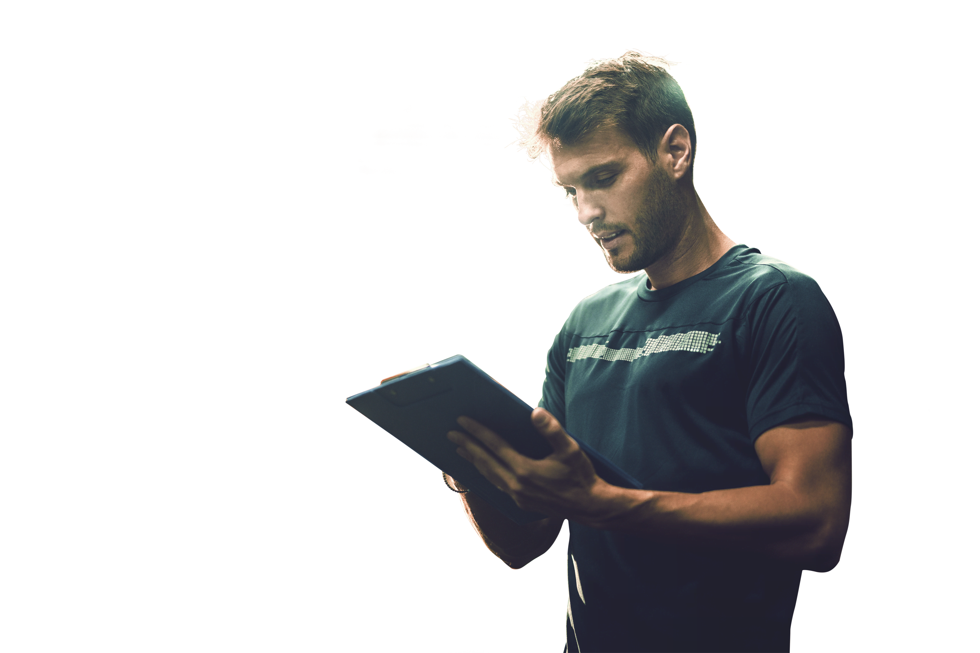 Junge Fitness-Trainer einen Trainingsplan in einem Fitnessstudio zu lesen