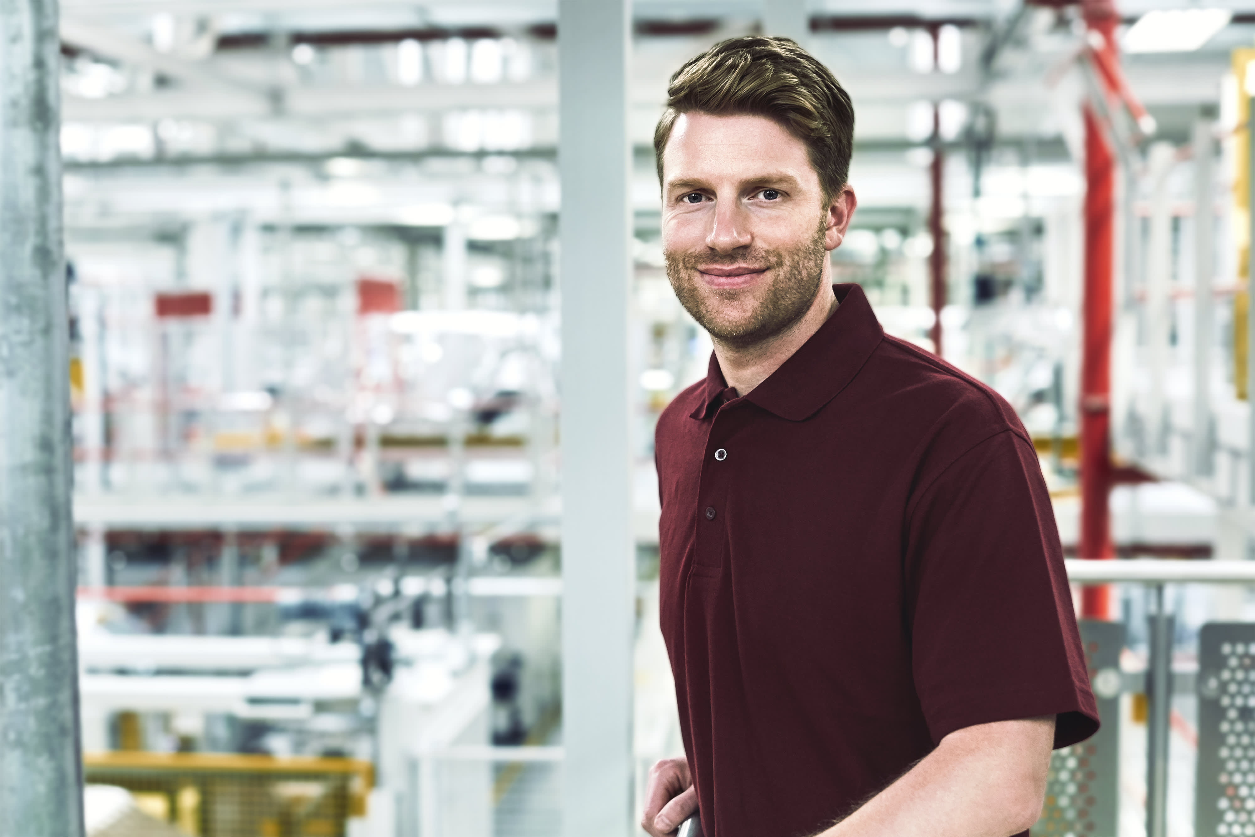 Porträt des Ingenieurs lächelnd im Automobilwerk