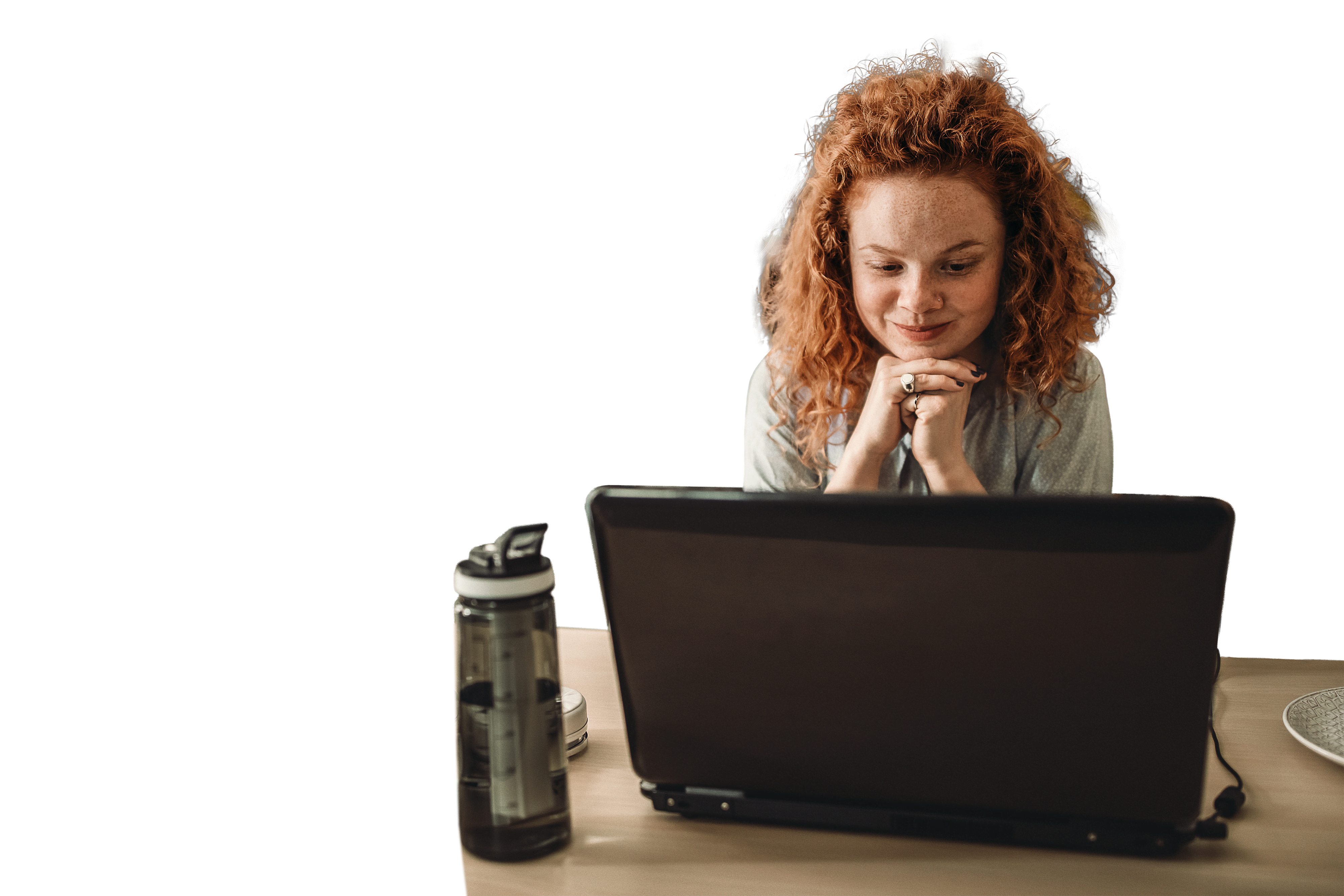 Kreative Frau, die im Büro arbeitet
