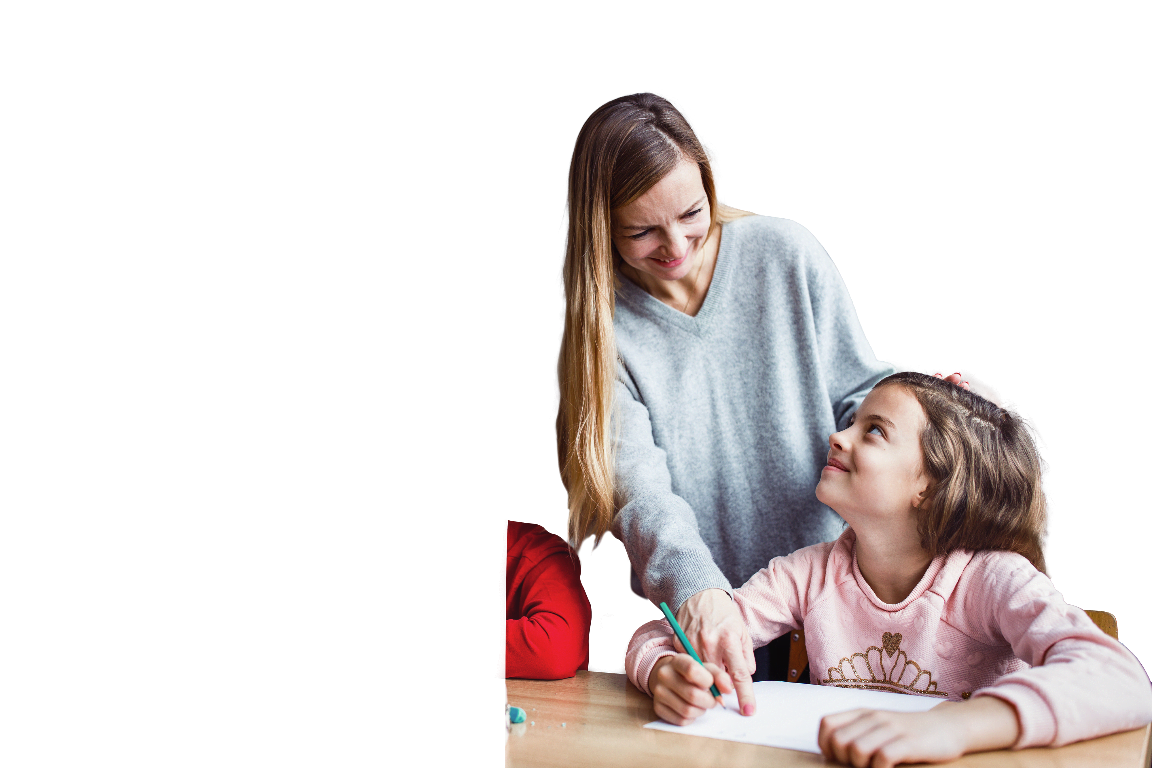 Glückliche Grundschullehrerin im Gespräch mit Kindern im Klassenzimmer