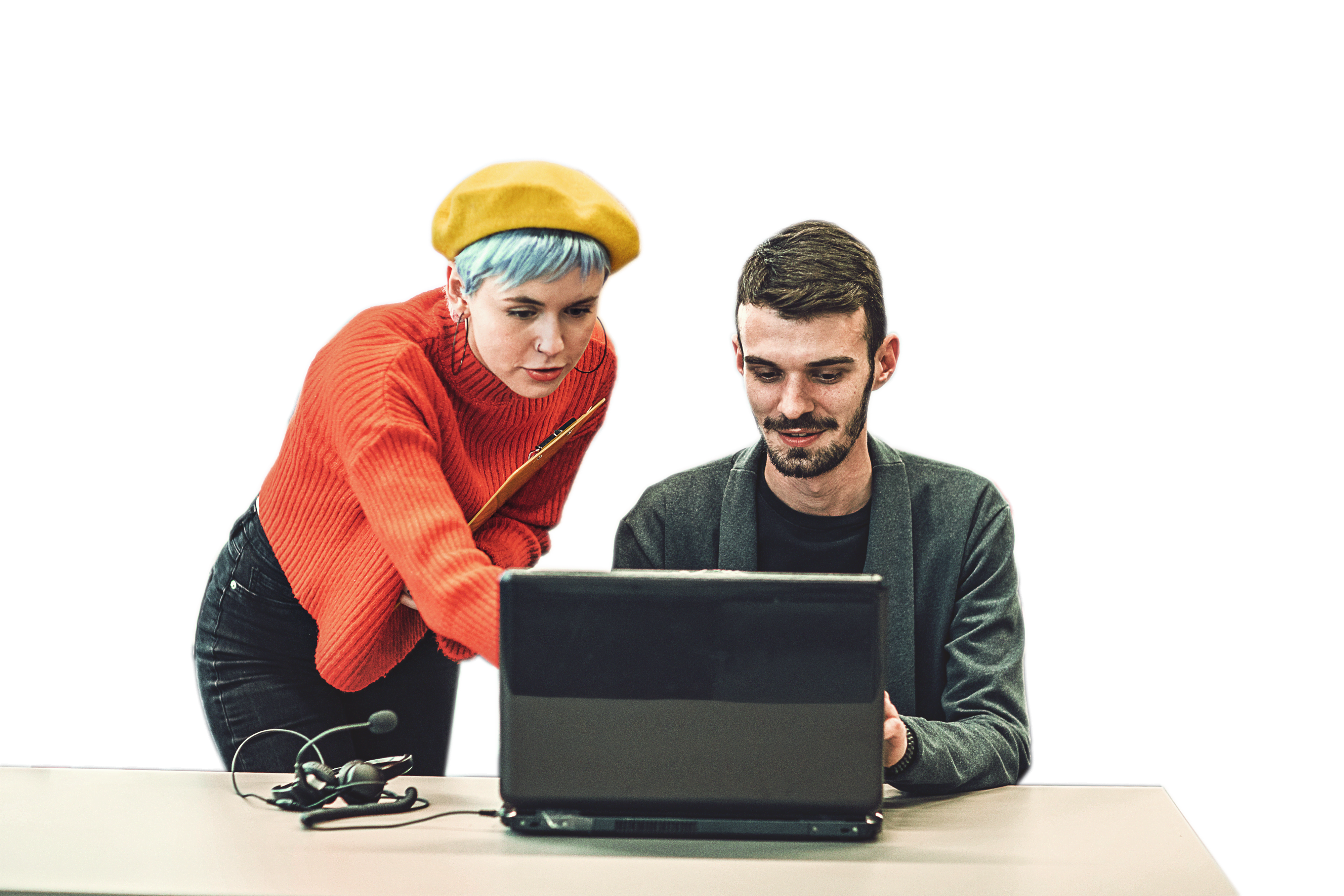 Junge Geschäftsleute, die in einem modernen Großbüro arbeiten