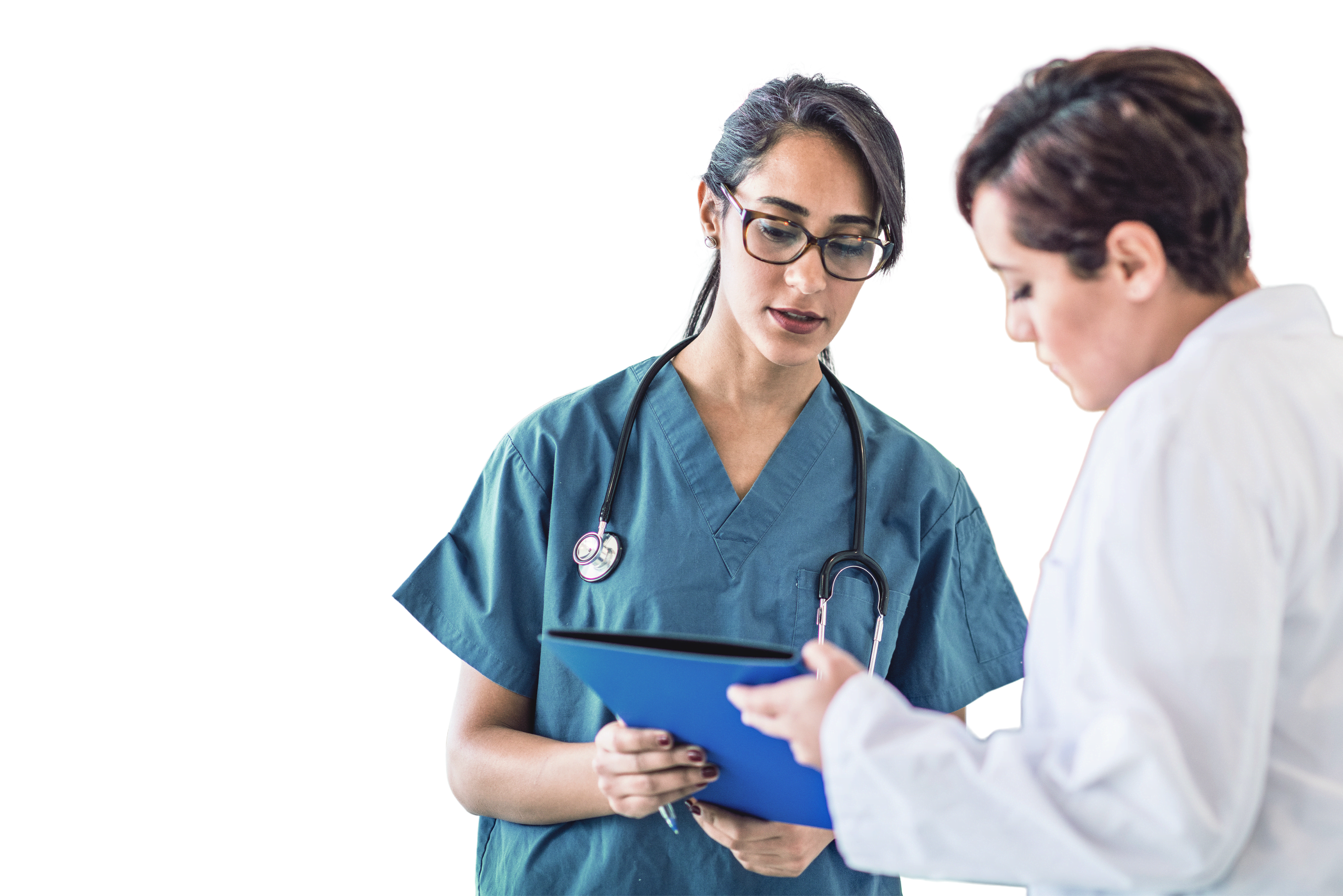 Ärztin und Krankenschwester diskutieren die Akte eines Patienten