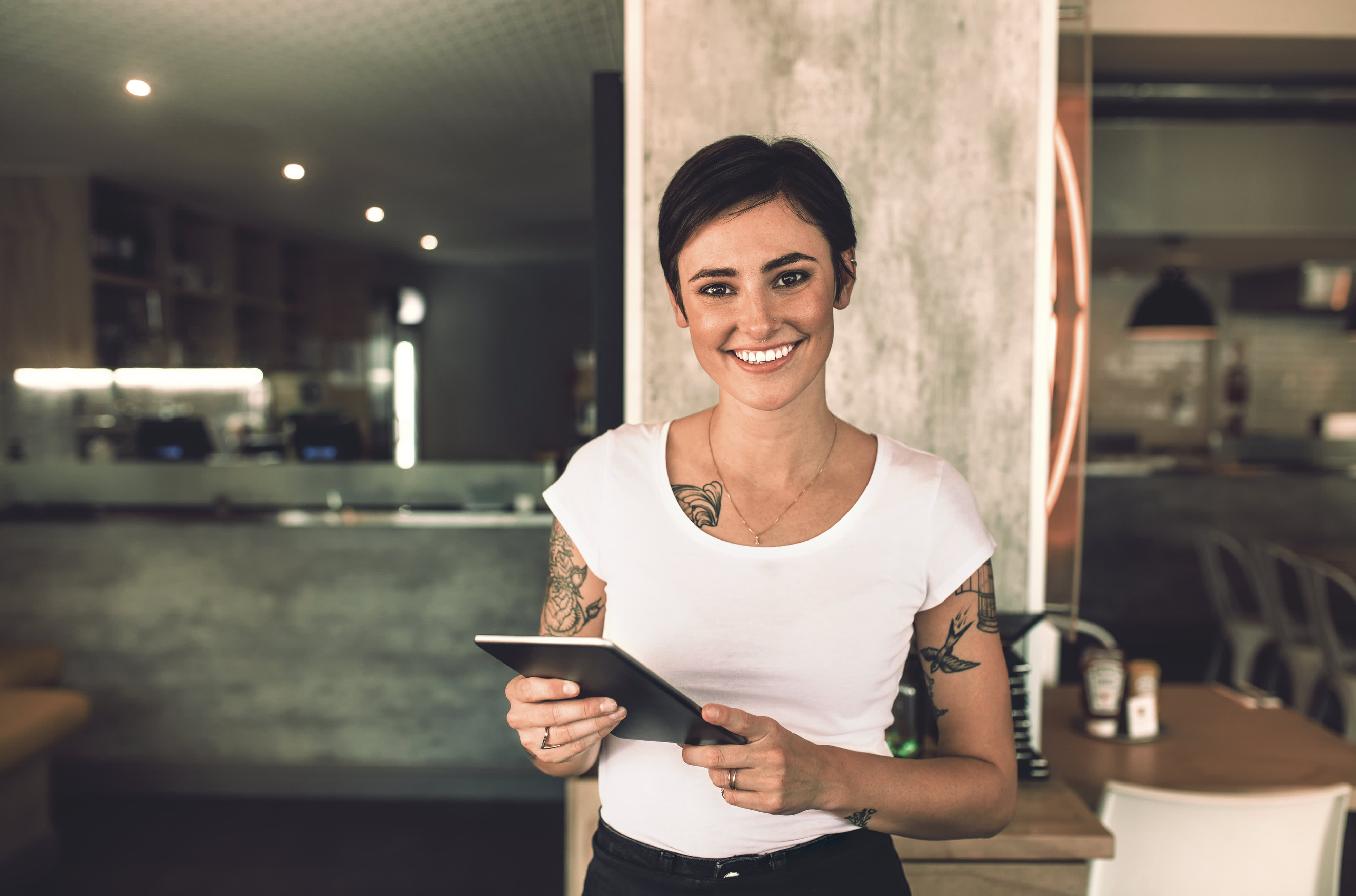 Weibliche Restaurant-Besitzer mit einem digital-Tablette