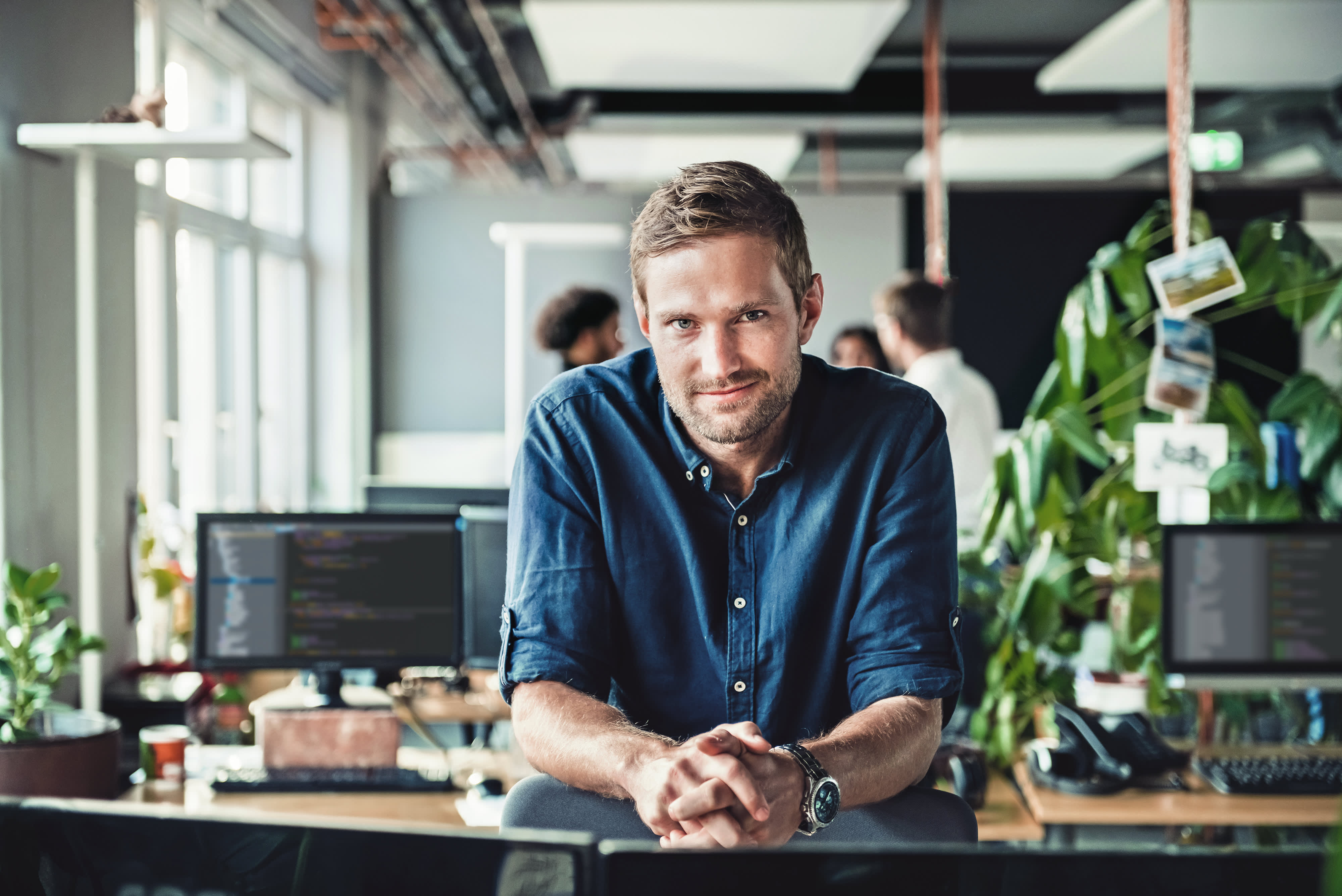 Blonder Mann im Büro