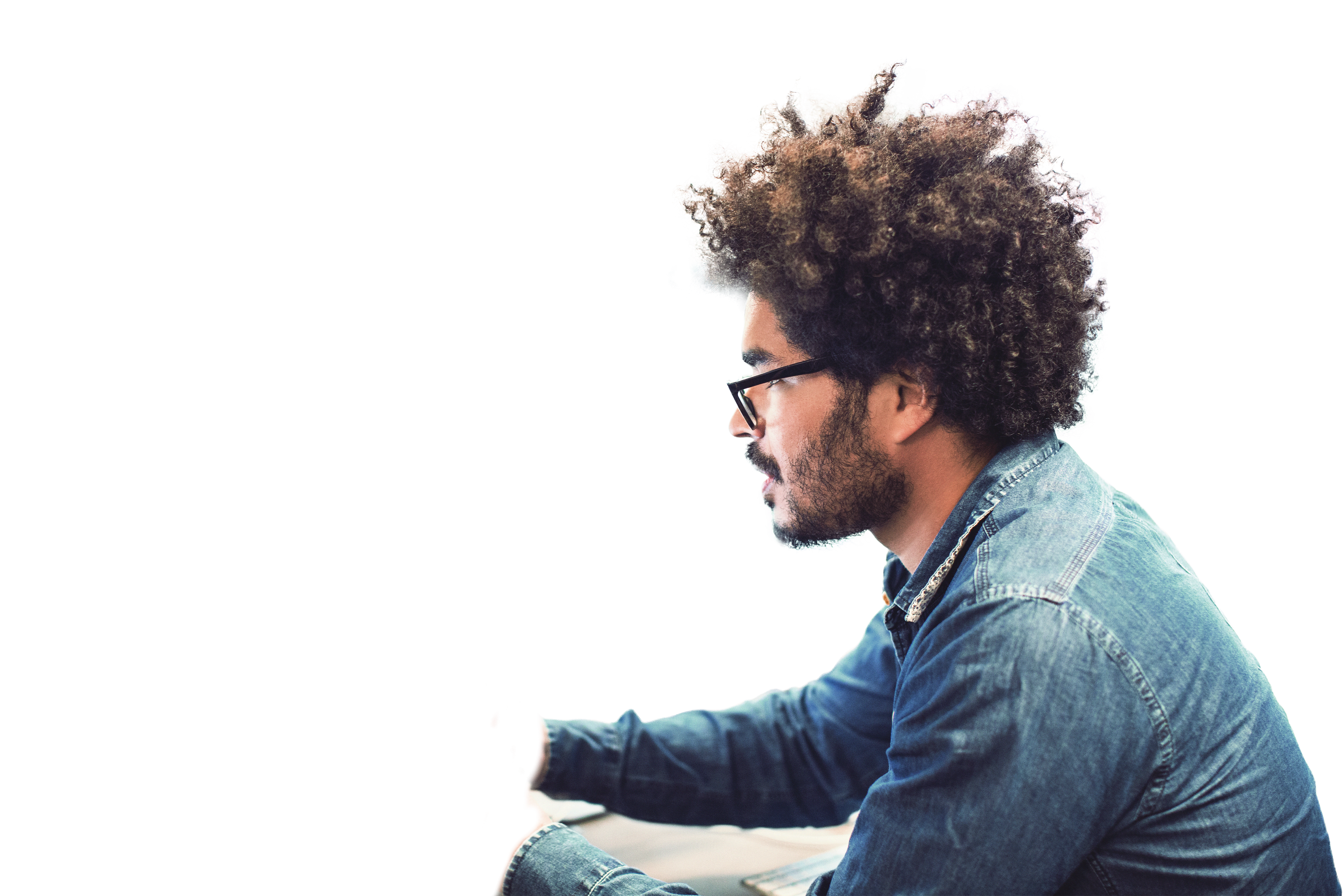 Mann mit Afro Frisur Arbeiten an seinem Schreibtisch