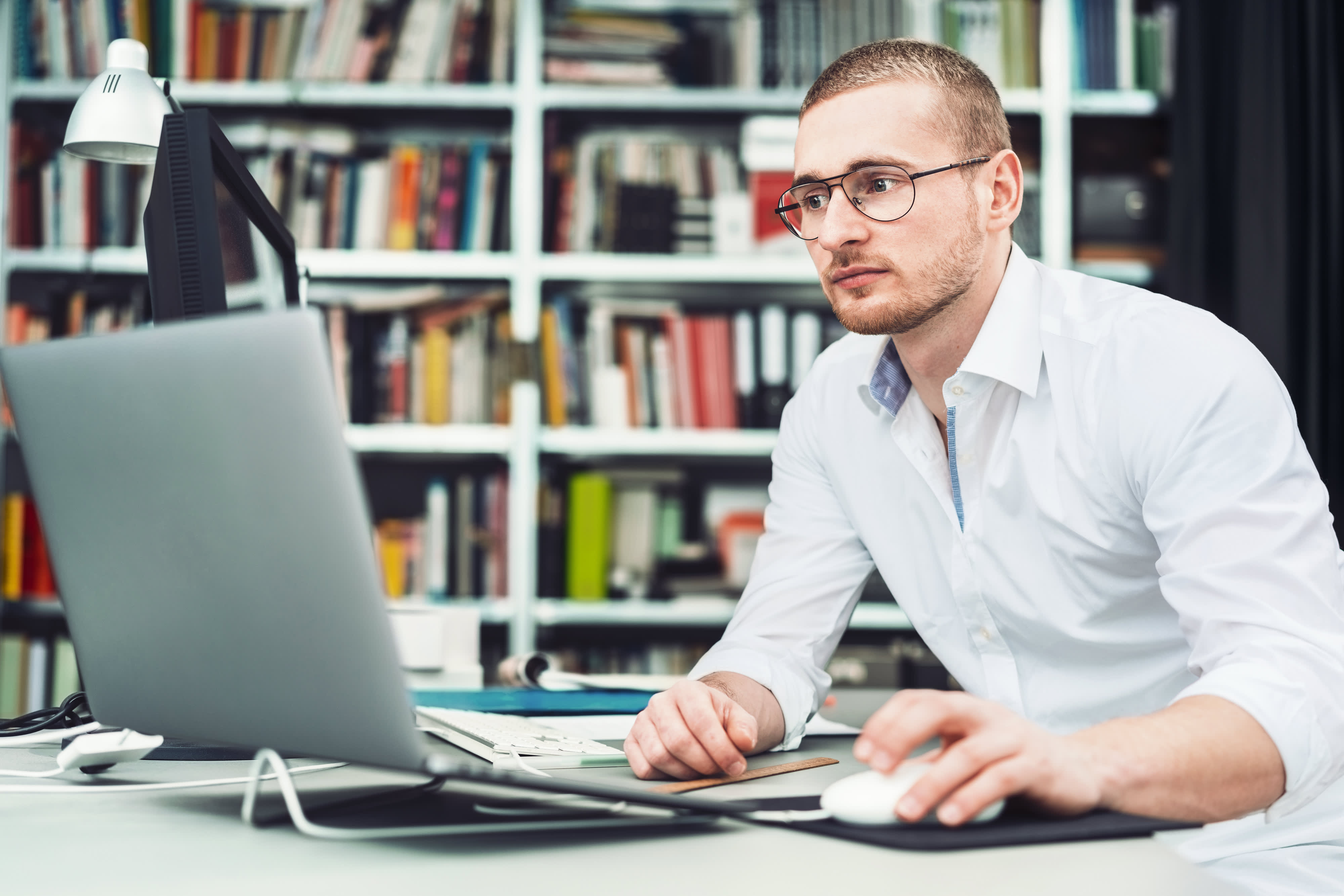 Junger Geschäftsmann arbeitet in einem Büro