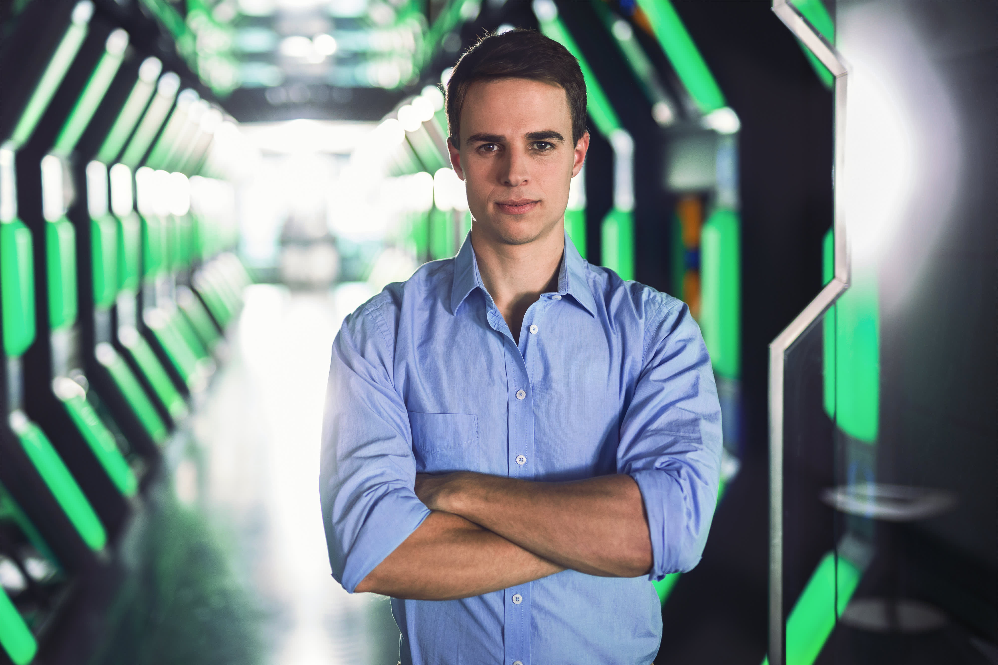 Männliche executive stehen im futuristischen Büro