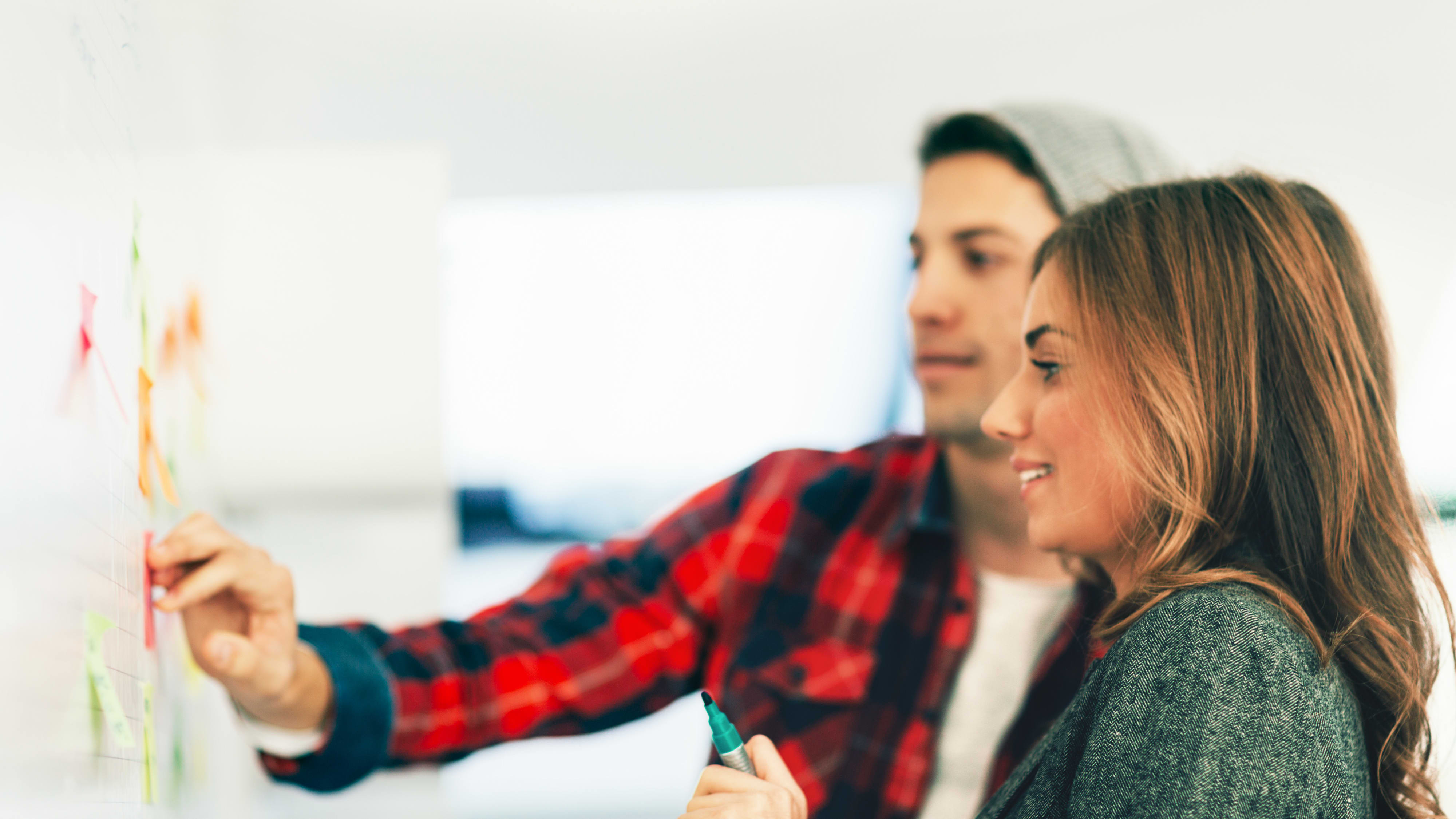 Zwei kreative Menschen beim Brainstorming in Büro