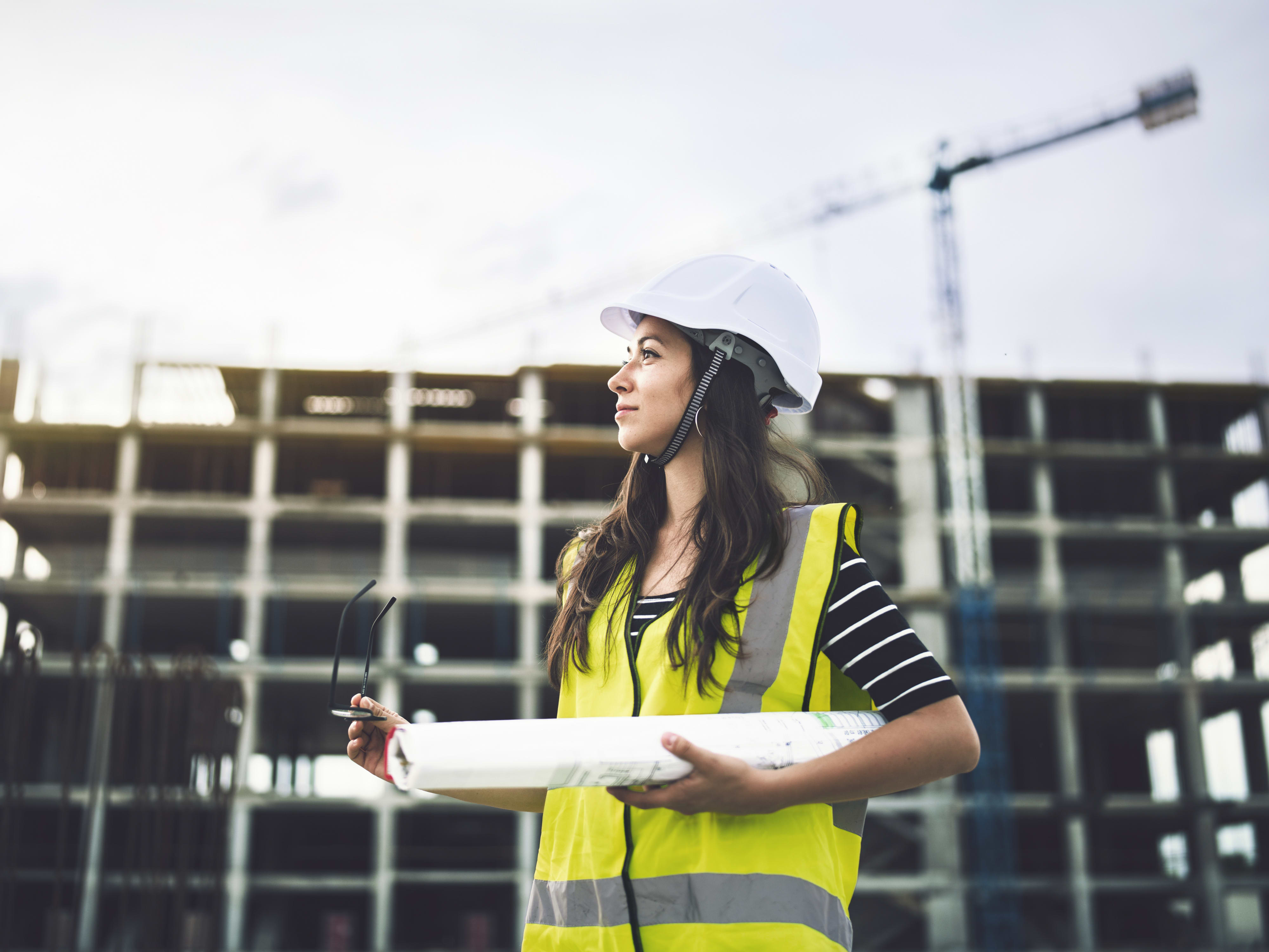Porträt der Architektin auf der Baustelle