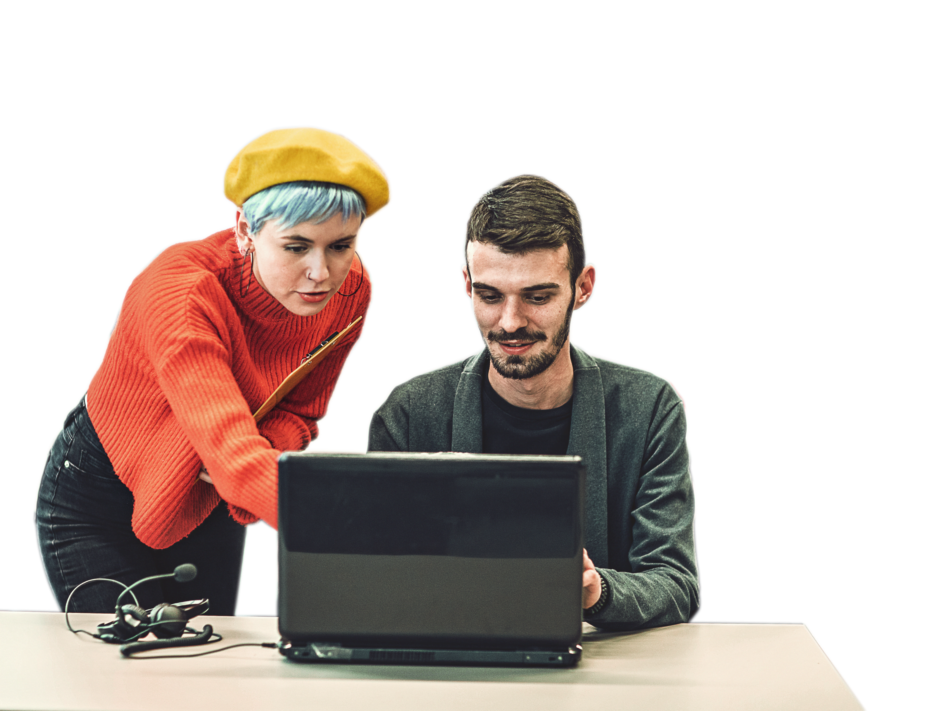 Junge Geschäftsleute, die in einem modernen Großbüro arbeiten