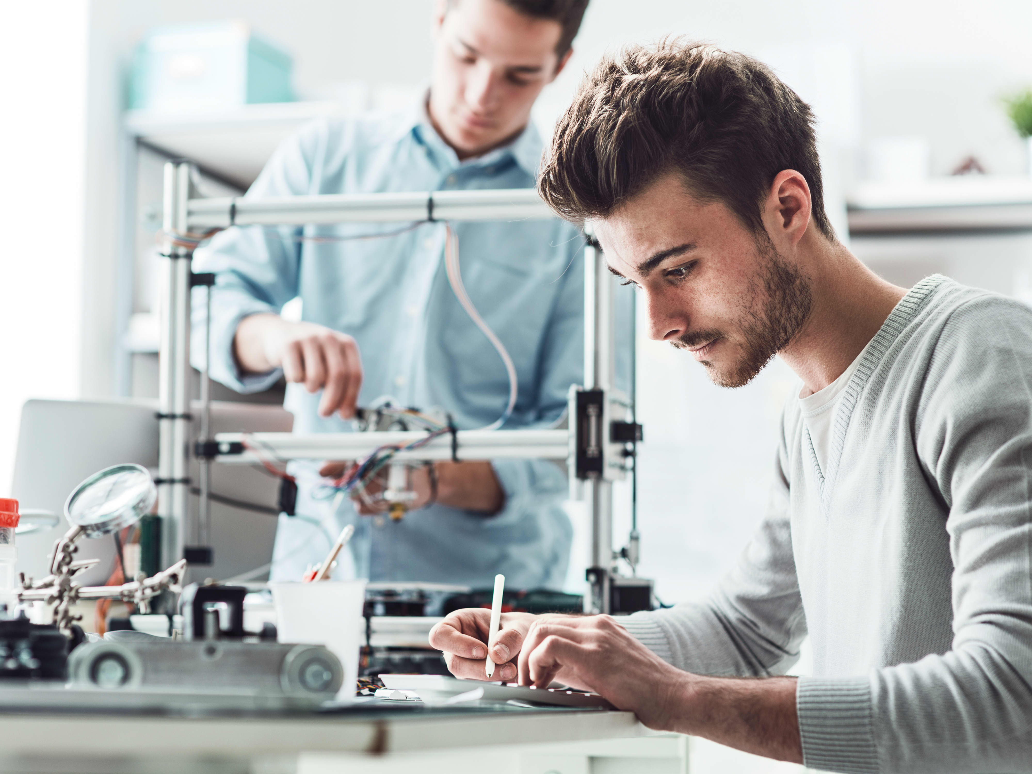 Ingenieurwesen-Studenten Arbeiten im Labor