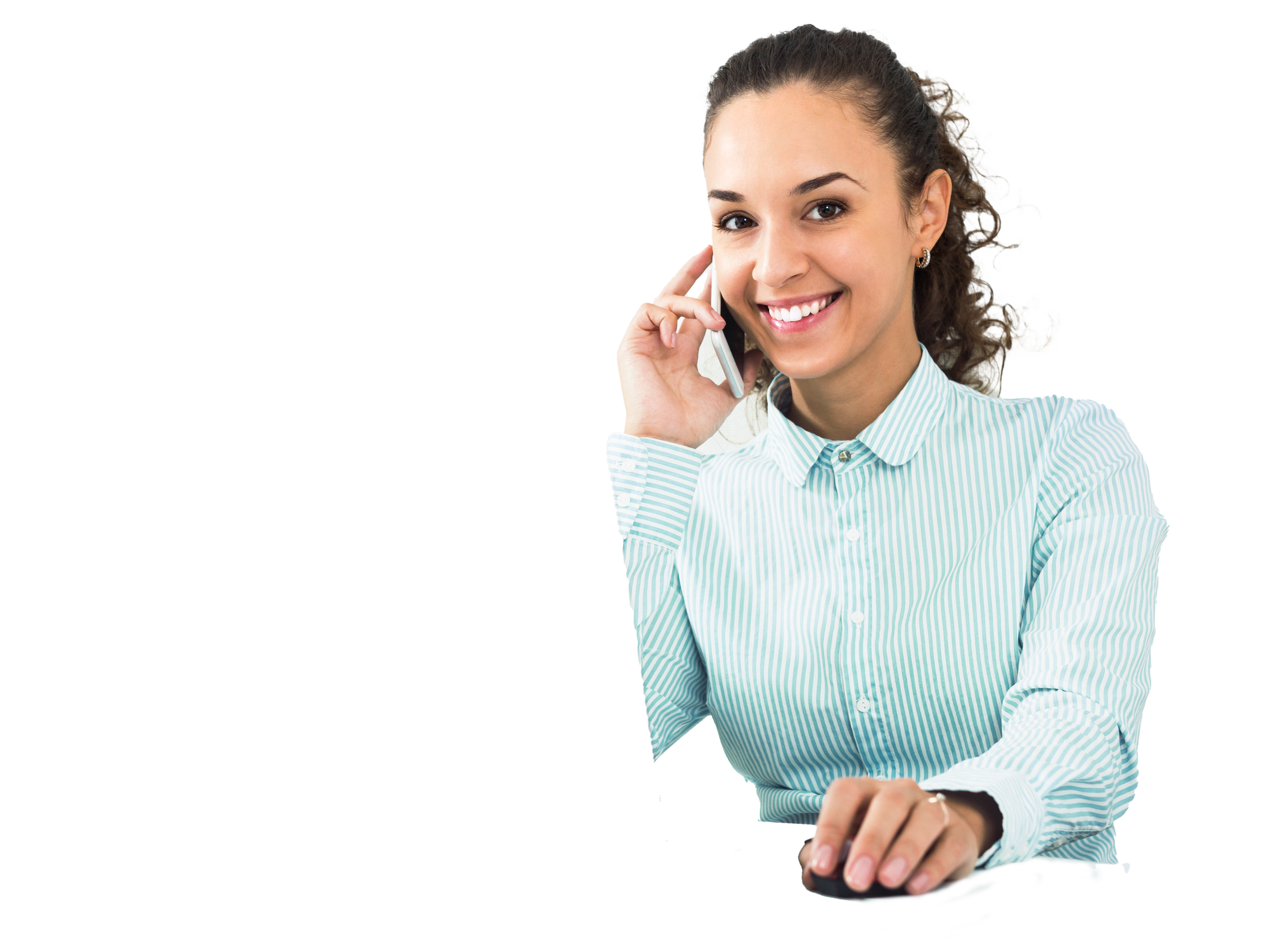 Frau im Büro spricht am Telefon