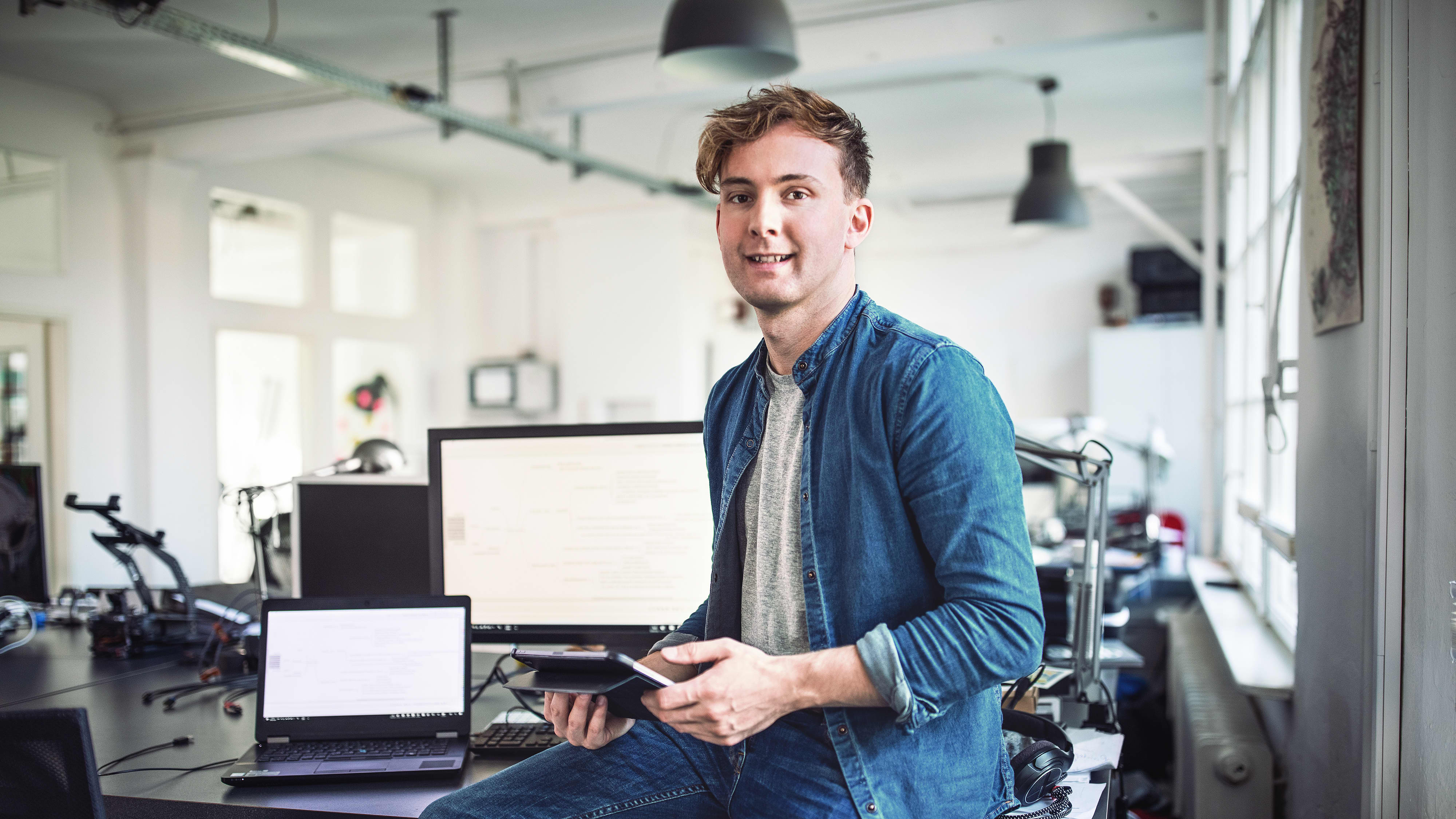 Bachelorstudiengänge im Bereich IT und Technik: Mann arbeitet am Schreibtisch