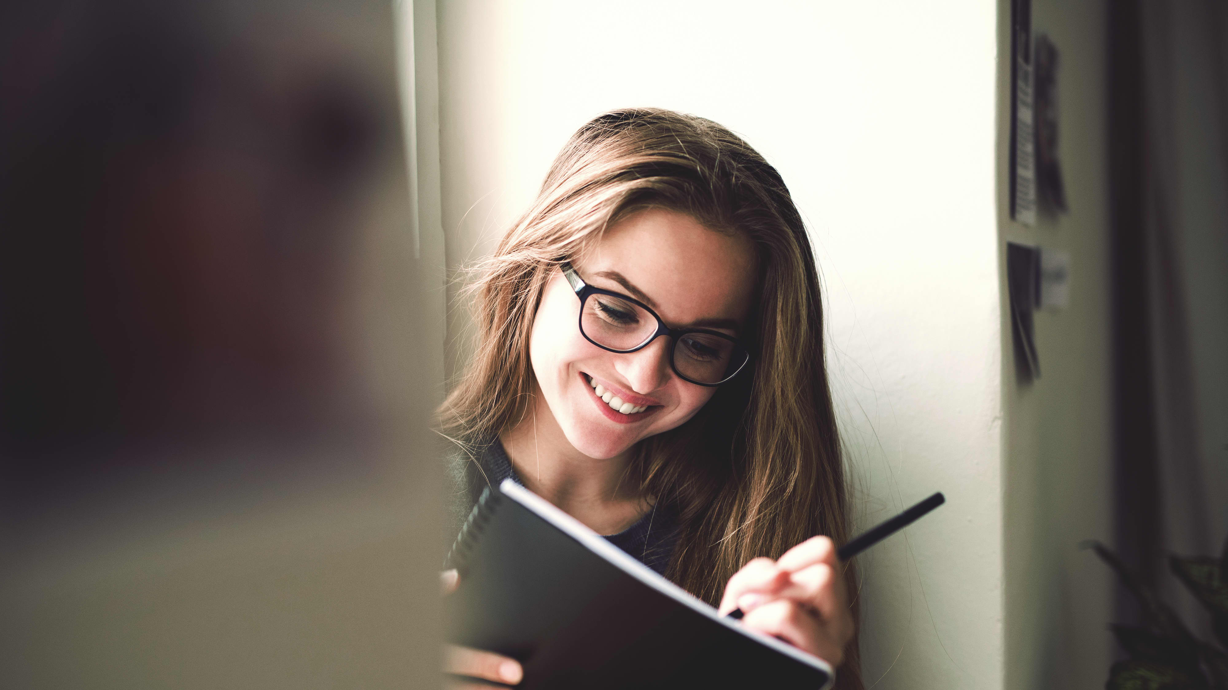 Studentin macht sich Notizen